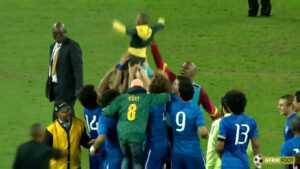 Un enfant sud-africain porté en triomphe par Neymar et le Brésil