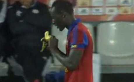 Insolite : il mange une banane pour célébrer son but et prend un carton jaune
