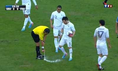 Bombe aérosol, caxirola, poignée de mains, les nouveautés insolites du Mondial 2014