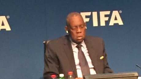 Issa Hayatou s’endort en pleine conférence