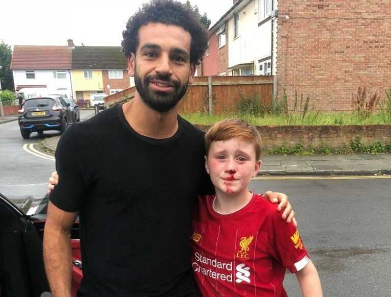 Liverpool : un jeune fan se blesse, Salah accourt !