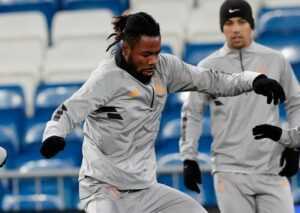 RDC : papier toilette au pied, Mpoku, Akolo et Luyindama s’engagent contre le coronavirus