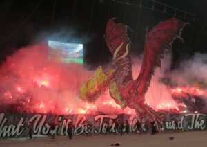 Derby de Casablanca : un tifo exceptionnel avec un dragon en mouvement !