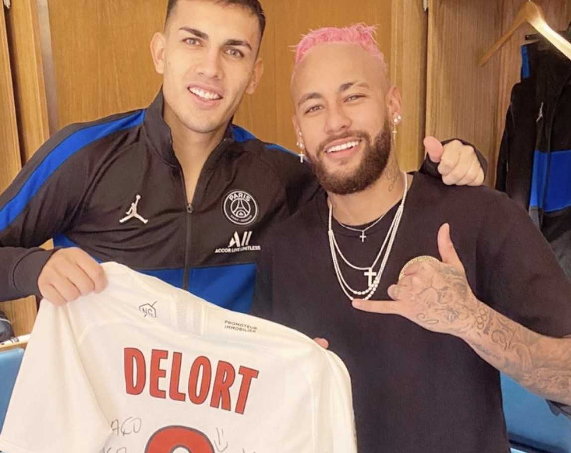 PSG : Neymar et Paredes posent avec le maillot de Delort !