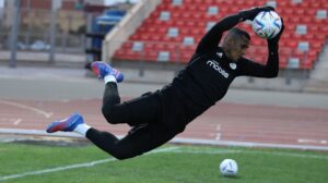 Algérie : le nouveau gardien de Belmadi marque depuis sa surface !