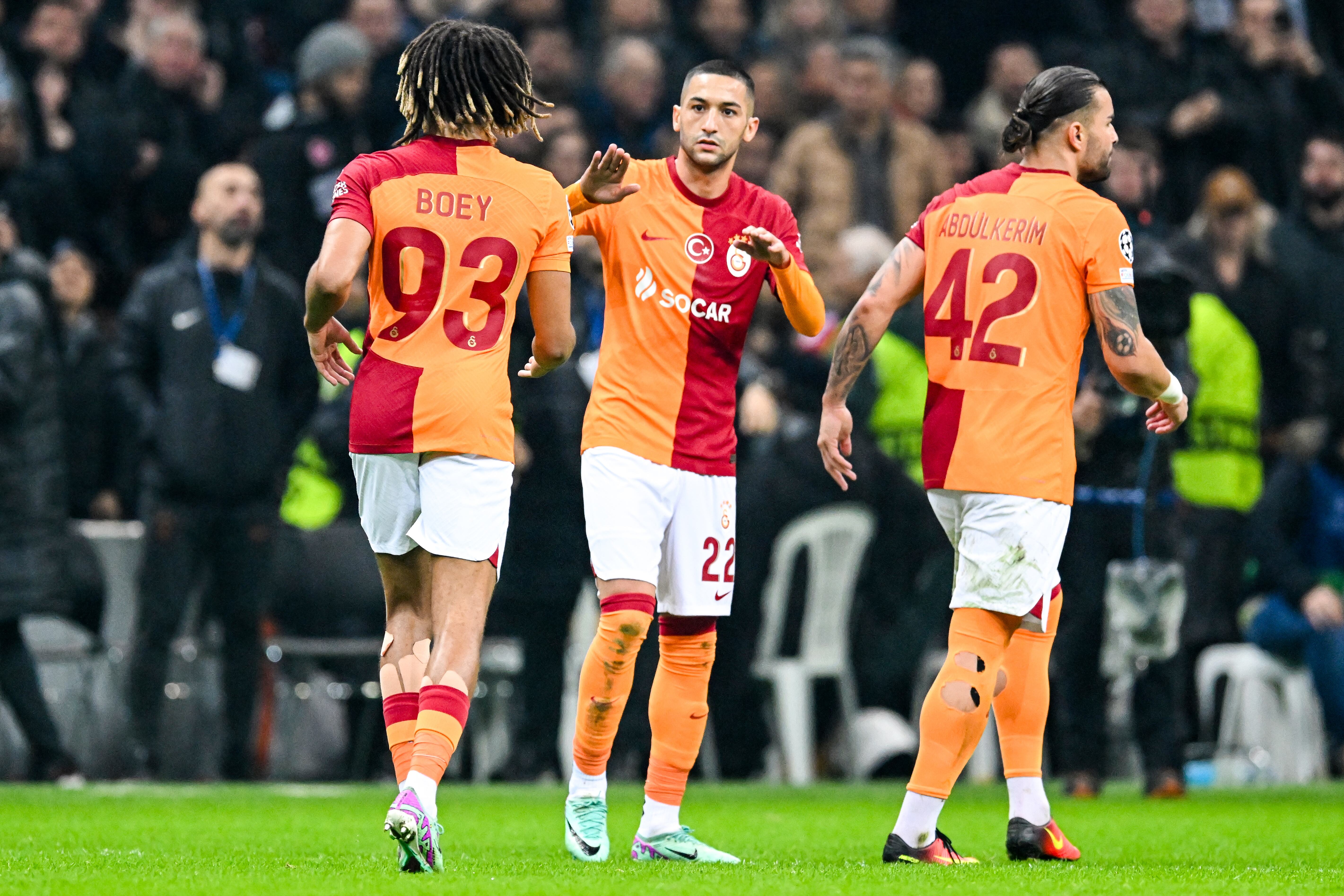 Galatasaray-Manchester United : Ziyech plante un doublé sur coup-franc !
