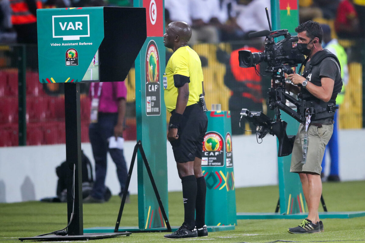 CHAN 2025 : la liste des arbitres retenus, avec Algérie, Maroc et Burkina Faso en force