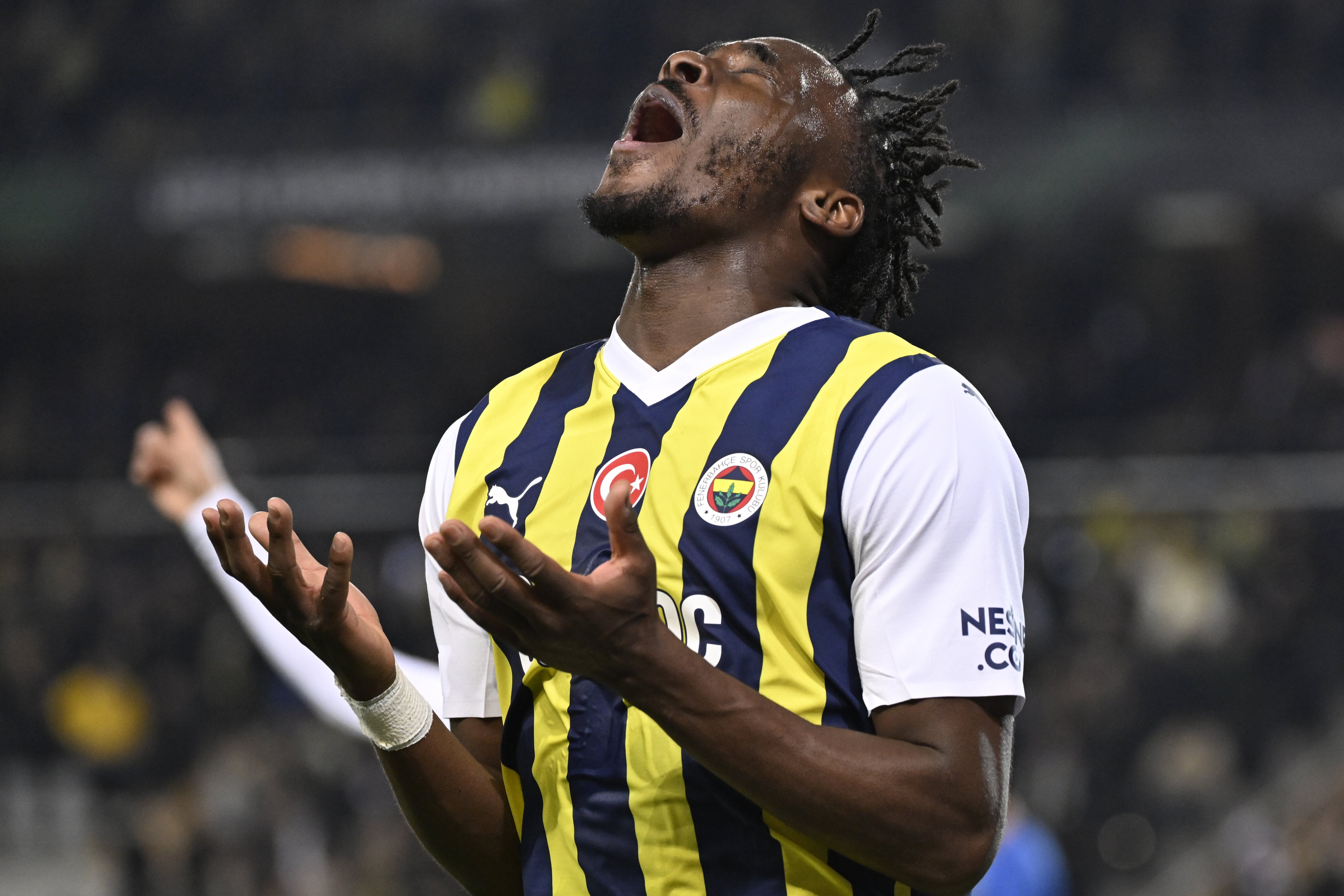 Osayi-Samuel: Super Eagles player defends Fenerbahce teammates against pitch invader