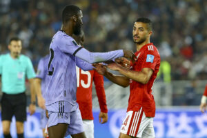 Le meilleur défenseur central d’Afrique bientôt en Ligue 1 ?