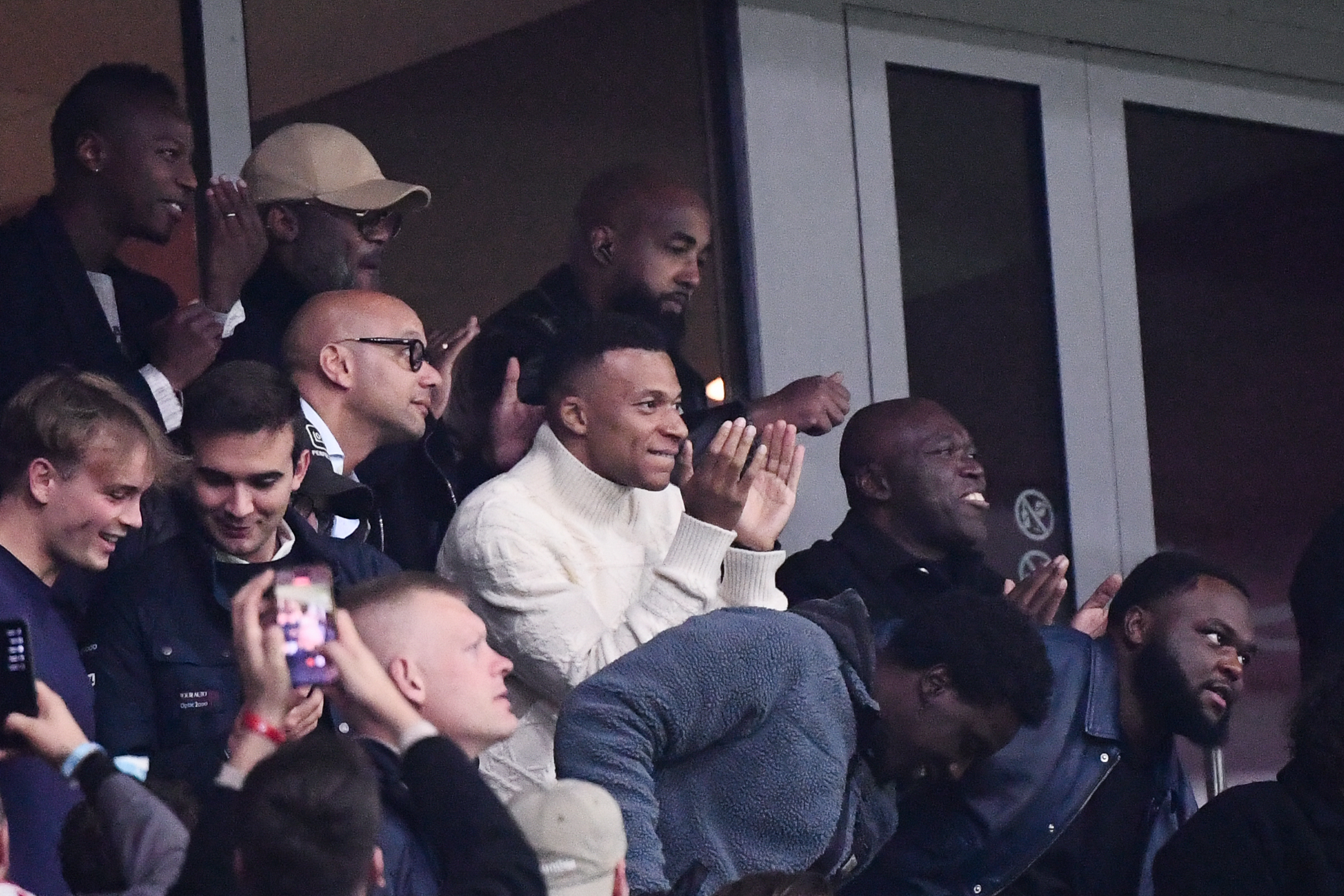 CAN 2025 : Kylian Mbappé en tribunes avec le maillot du Maroc !