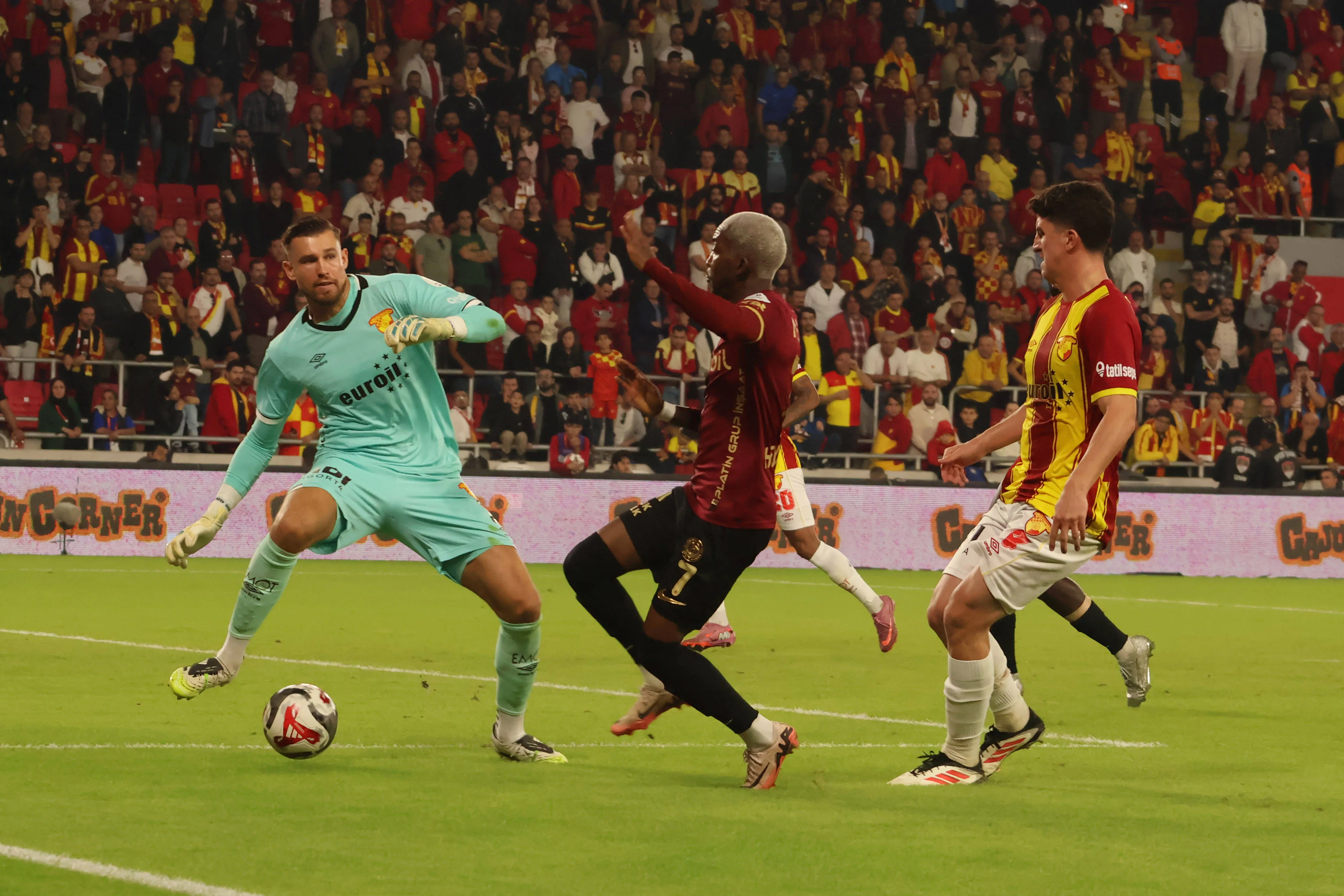 Mateusz Lis, Taha Altikardes of Goztepe and Henry Onyekuru of Genclerbirligi battle for the ball during the Trendyol Turkish Super League match between G&ouml;ztepe SK and Genclerbirligi SK at Goztepe Gursel Aksel Stadium on November 1, 2025 in Izmir, Turkey. 
