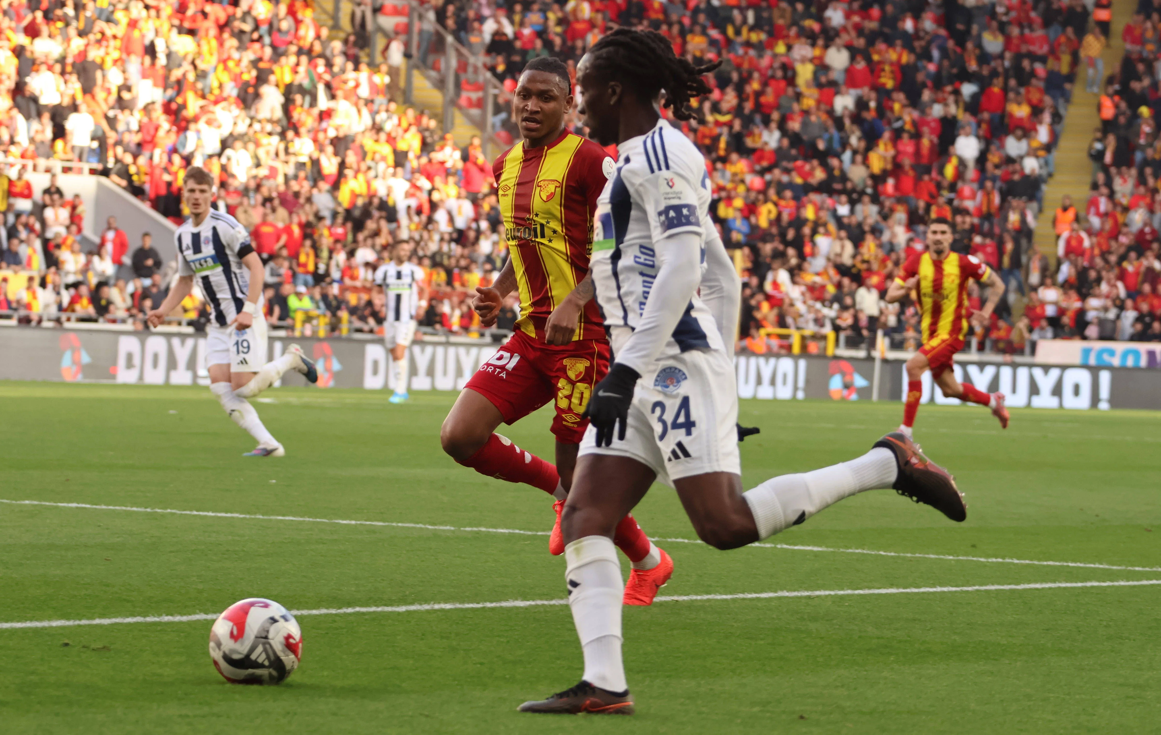 Novatus Miroshi L of Goztepe and Fousseni Diabate of Kasimpasa