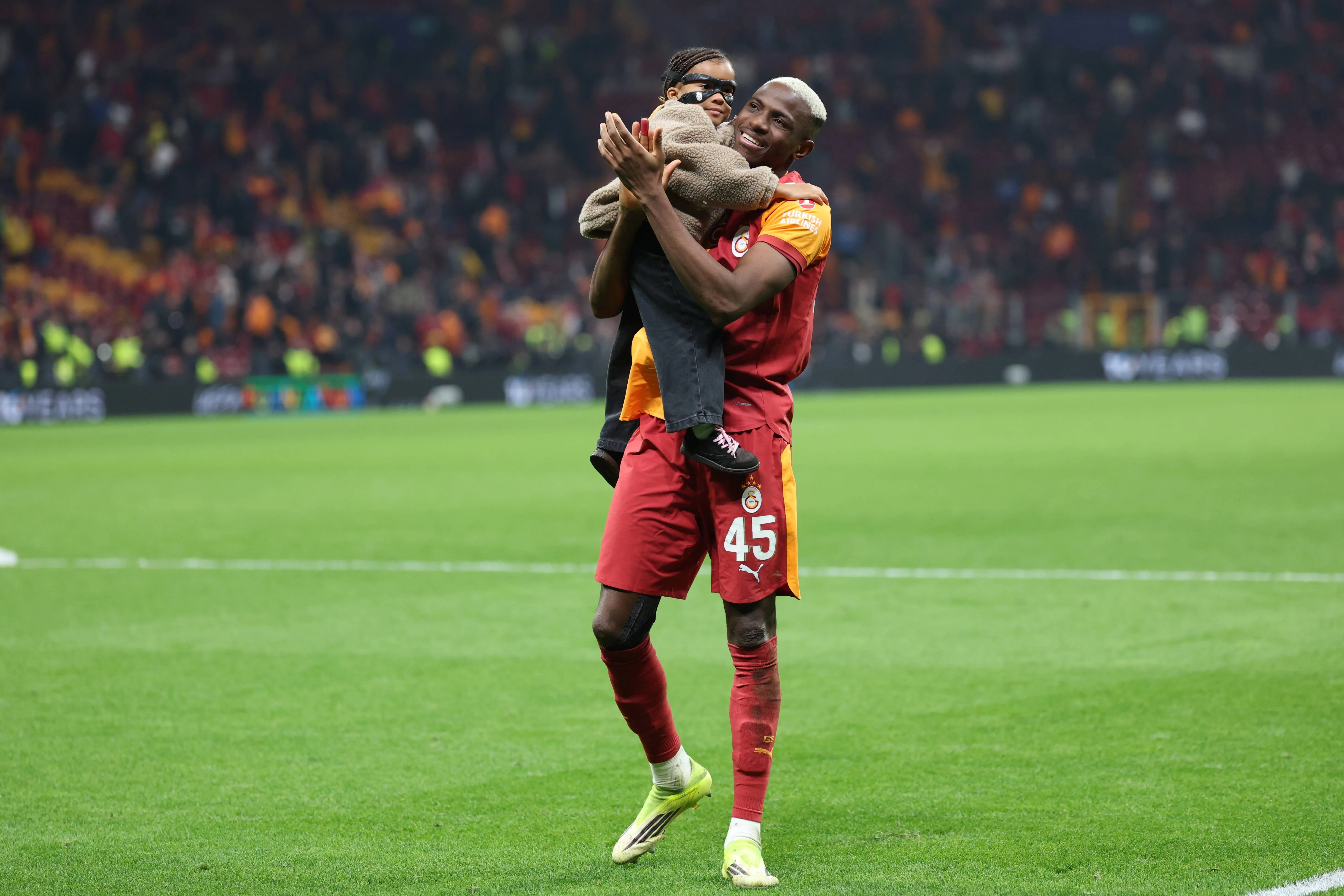  Victor Osimhen of Galatasaray A.S. of Galatasaray celebrate with their fans after the final whistle.