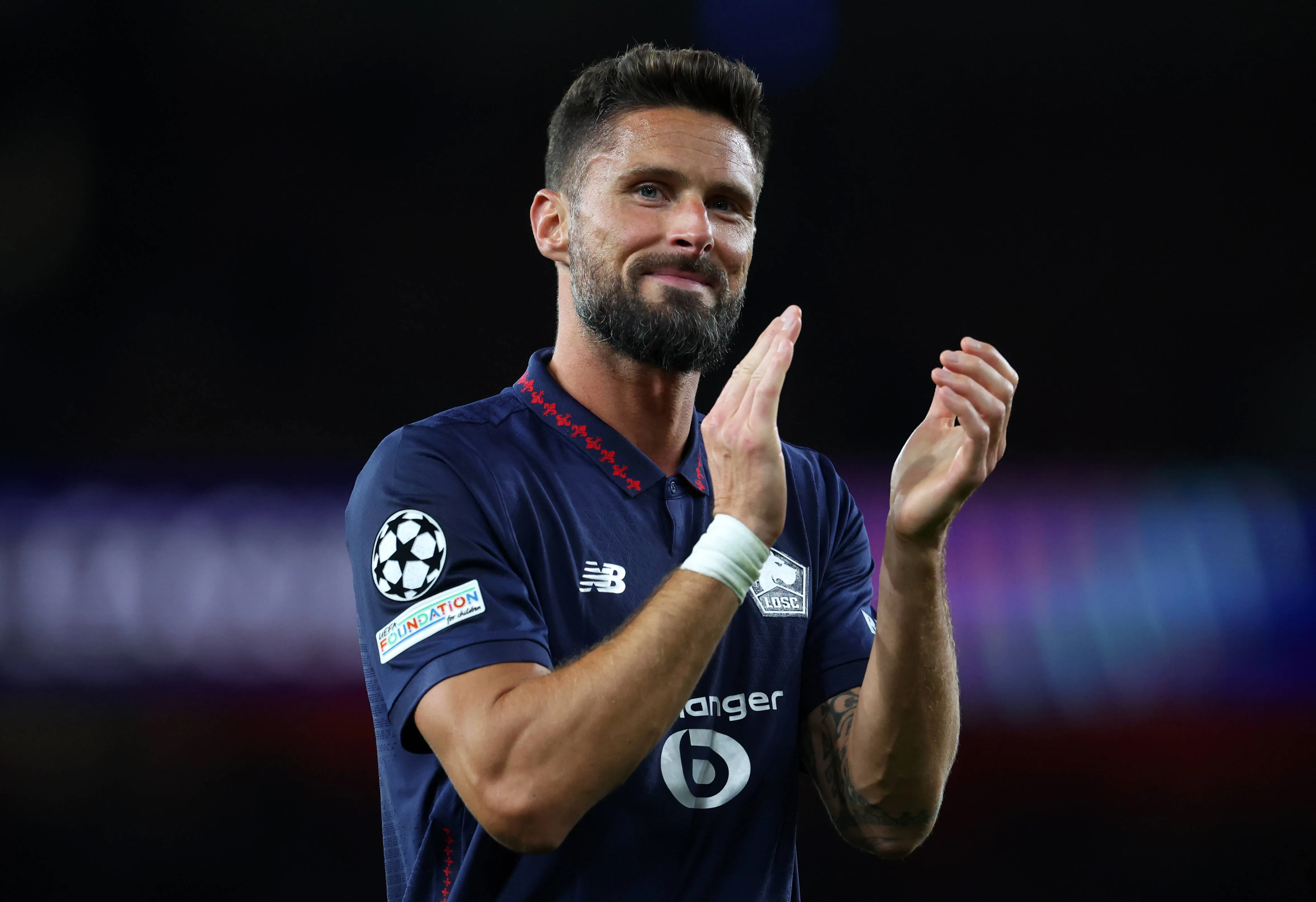 Olivier Giroud of LOSC Lille applauds the fans