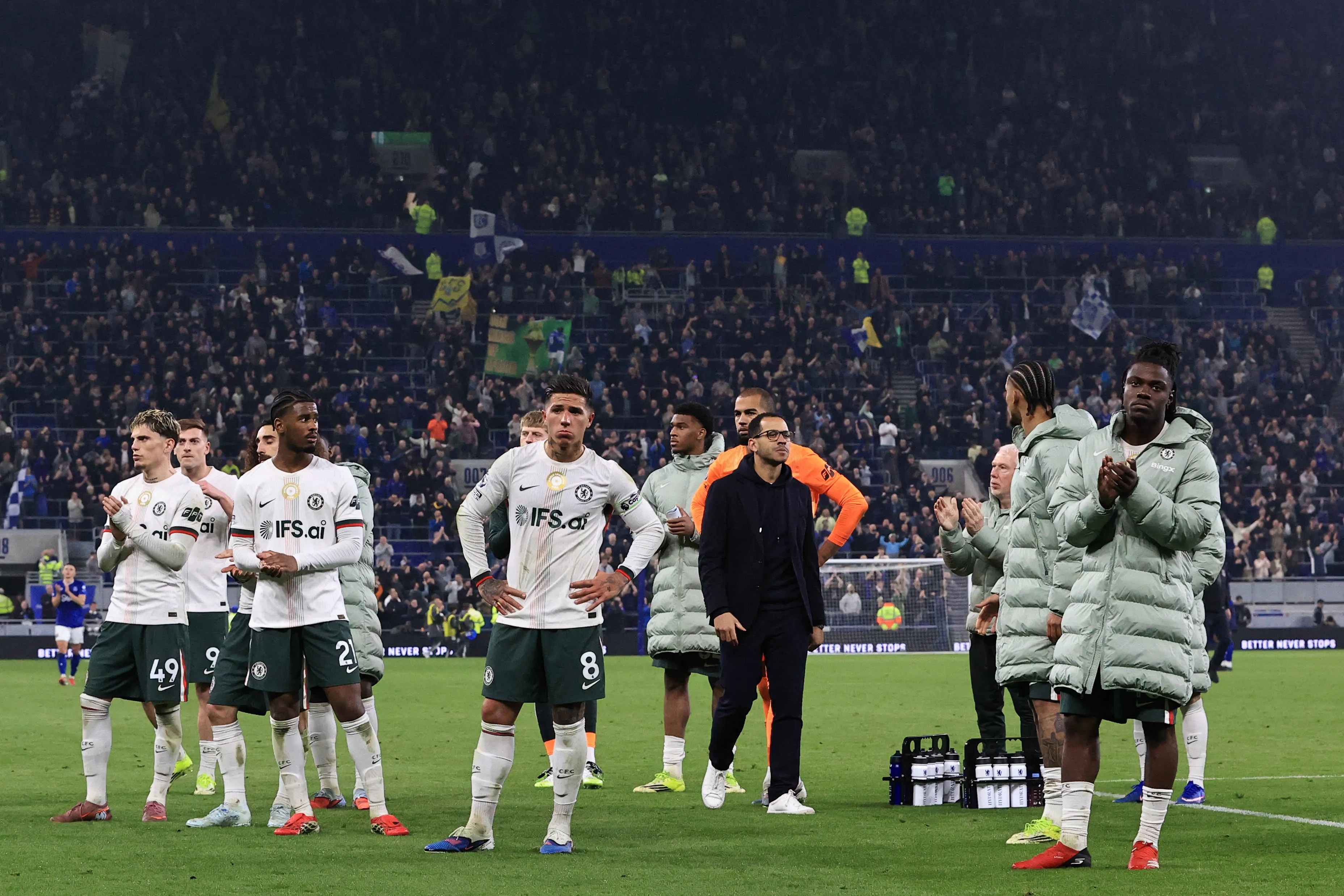  Chelsea manager Liam Rosenior shakes hands with Enzo Fernandez