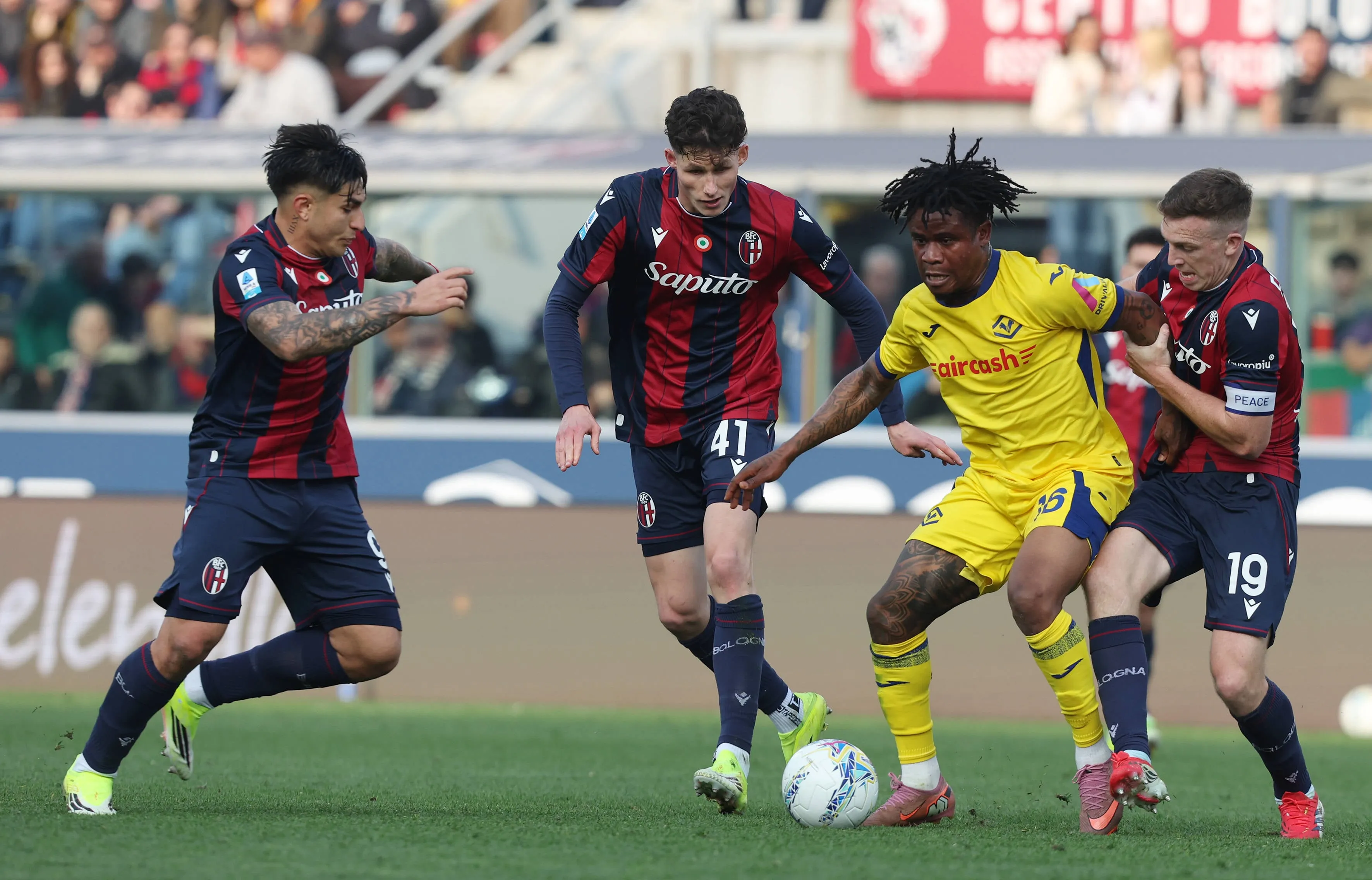 Gift Orban fight for the ball with Bologna Lewis Ferguson