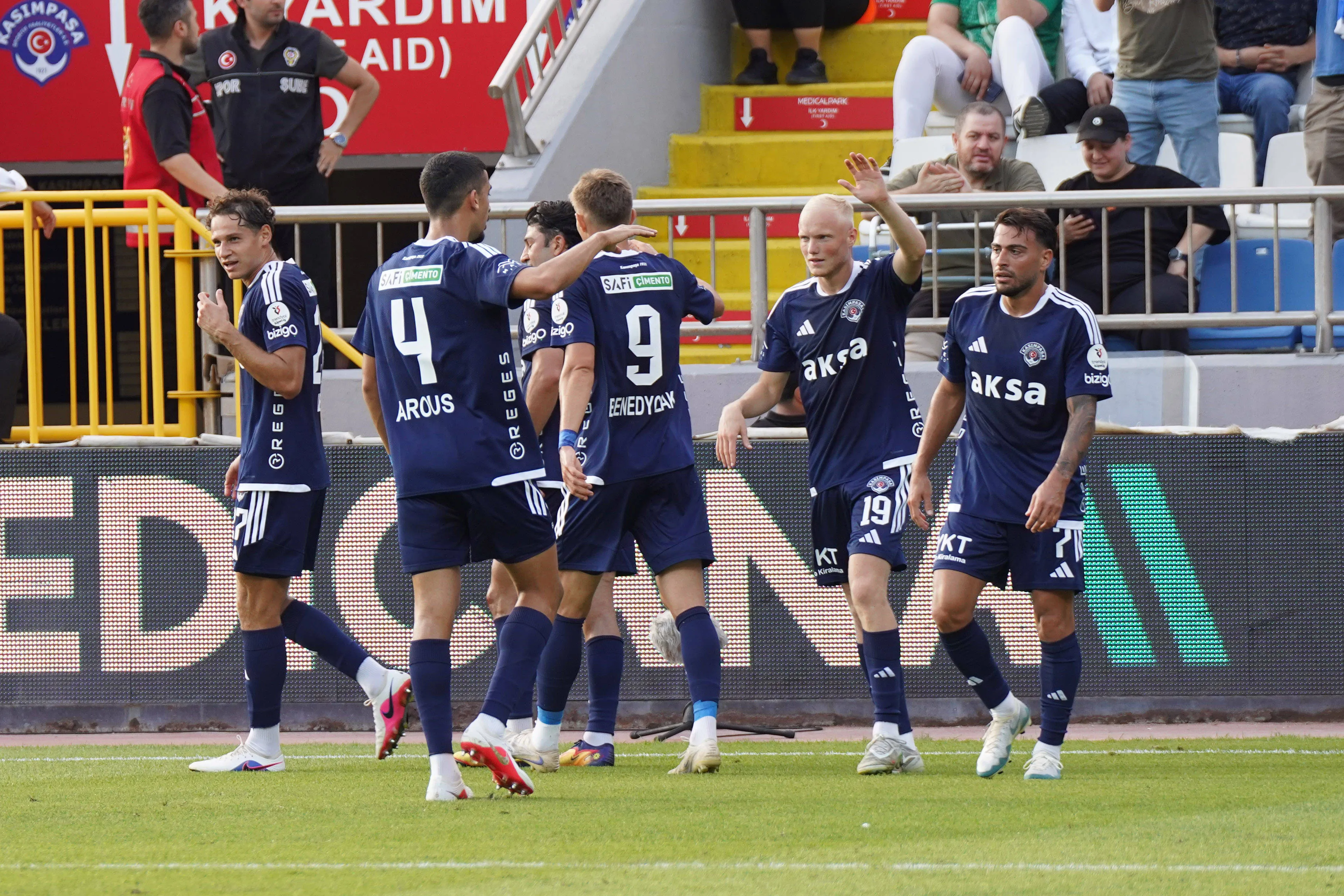 Guven Yalcin 50 of Kasimpasa celebrates with teammates.