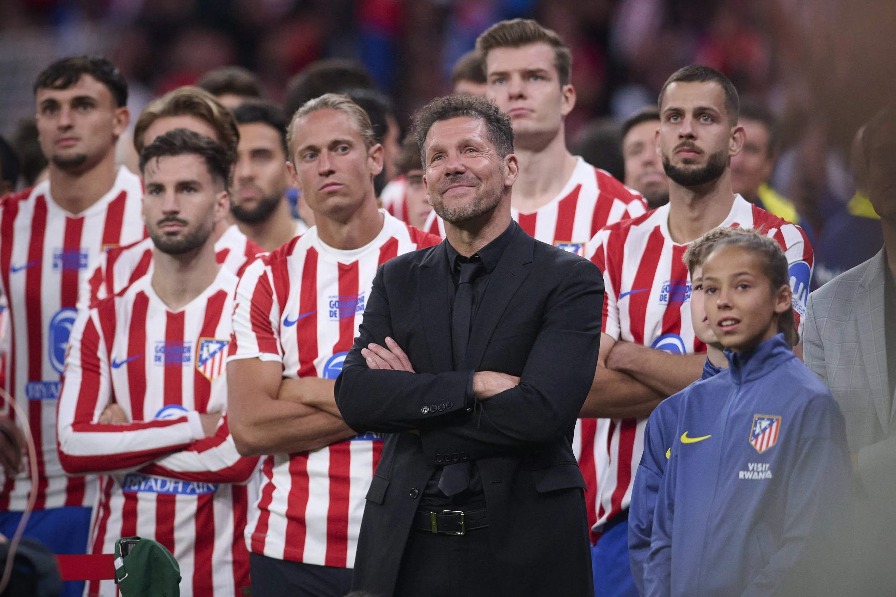 Diego Simeone in front of Atletico Madrid players.