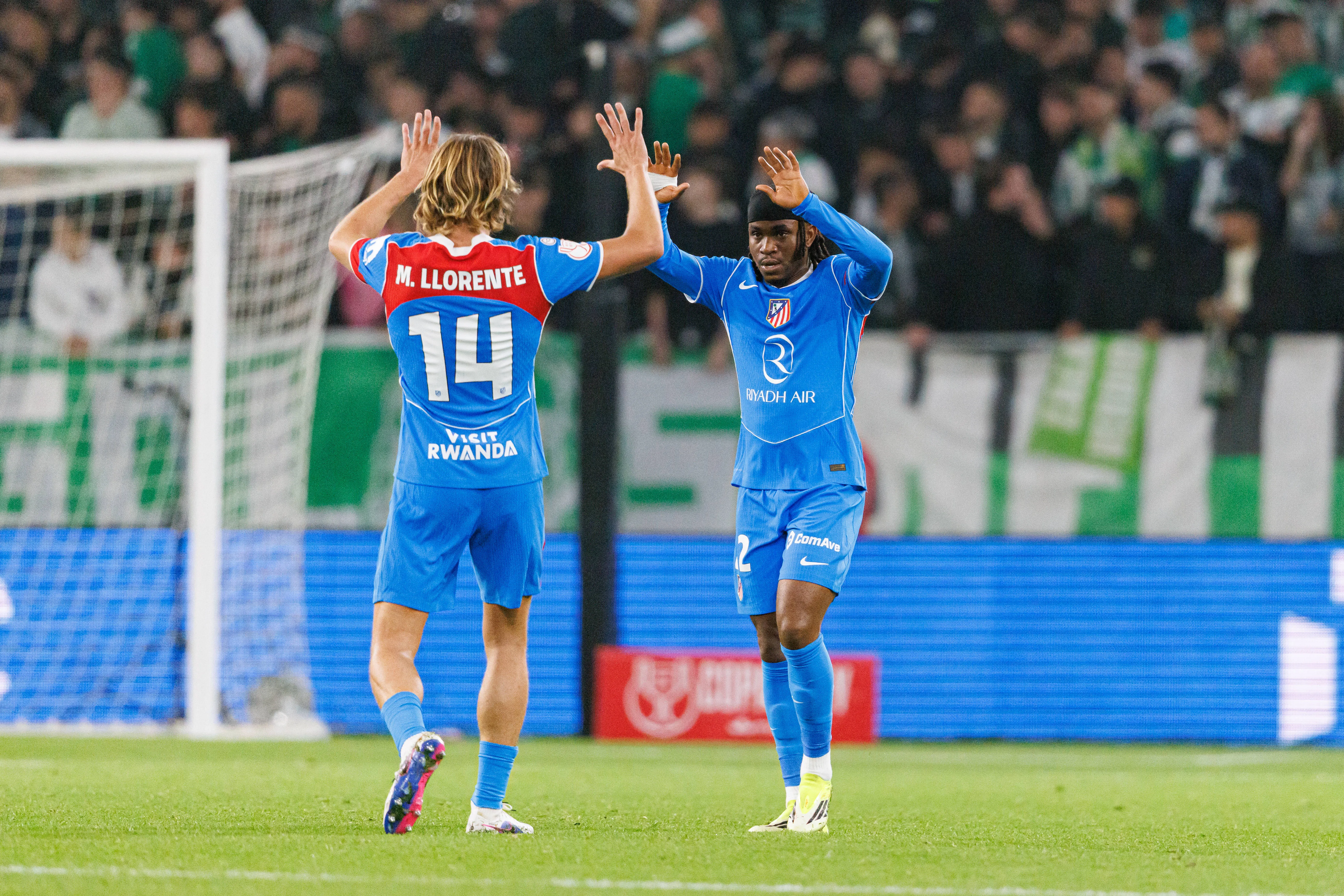 Ademola Lookman celebrates with Marcos Llorente