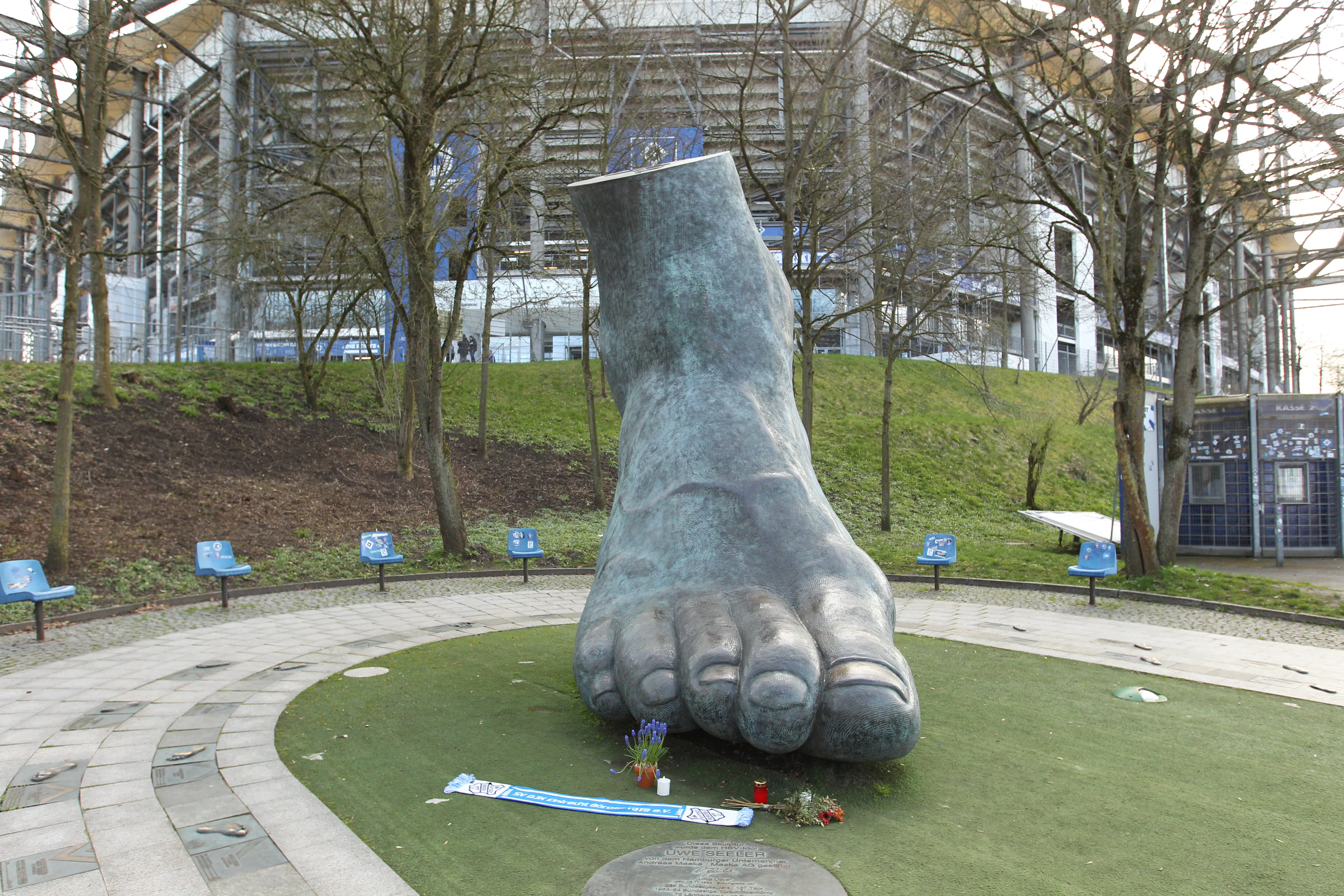 The bronze foot of HSV icon Uwe Seeler in front of the Volksparkstadion
