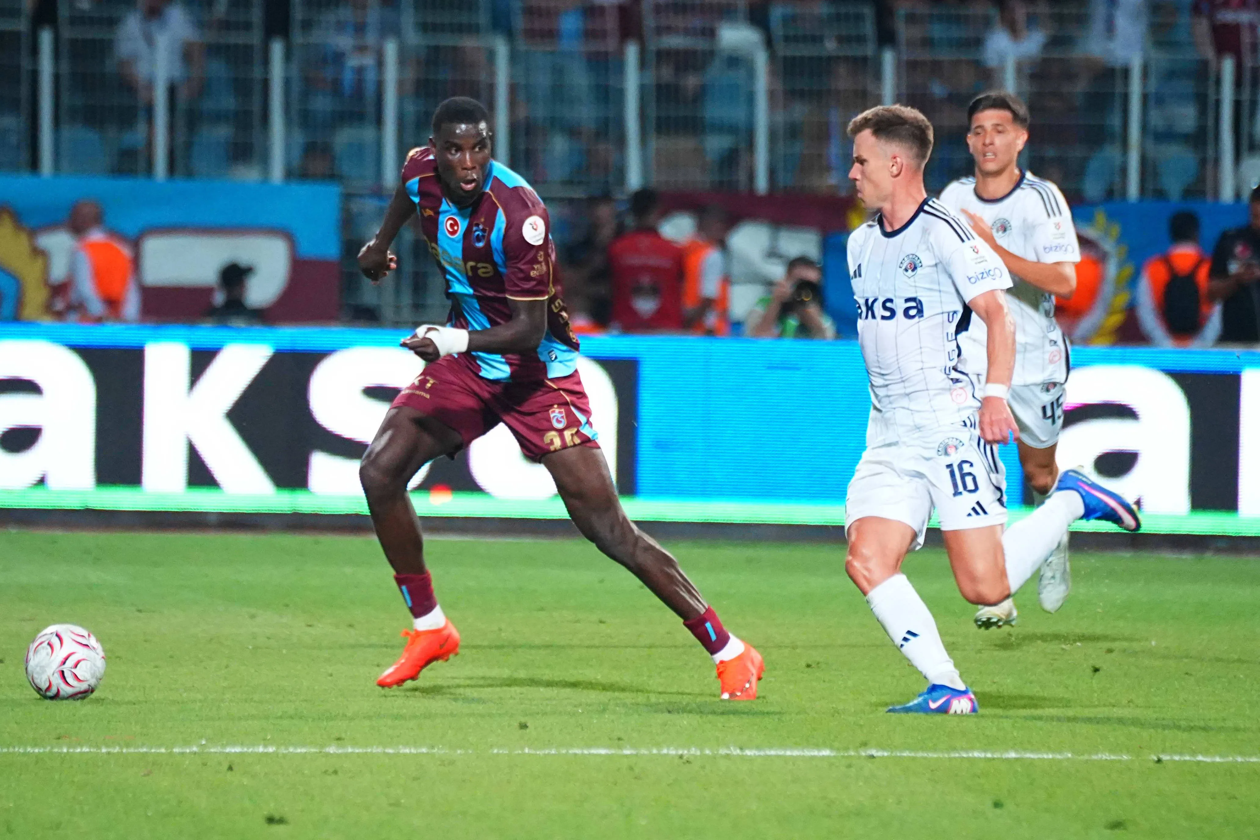 Andri Baldursson of Kasimpasa and Paul Onuachu of Trabzonspor