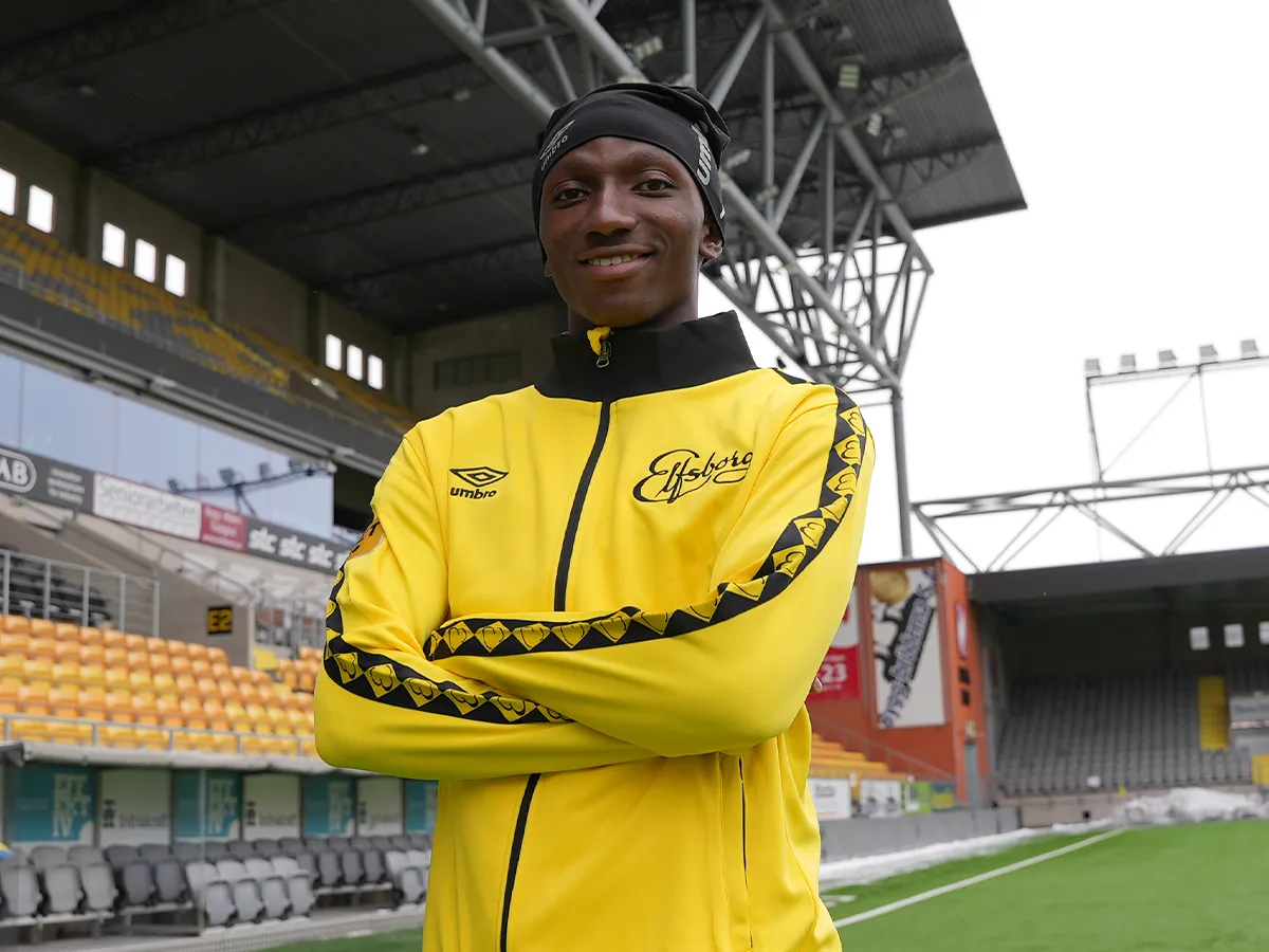 Oladimeji Abdulmuiz poses with IF Elfsborg shirt