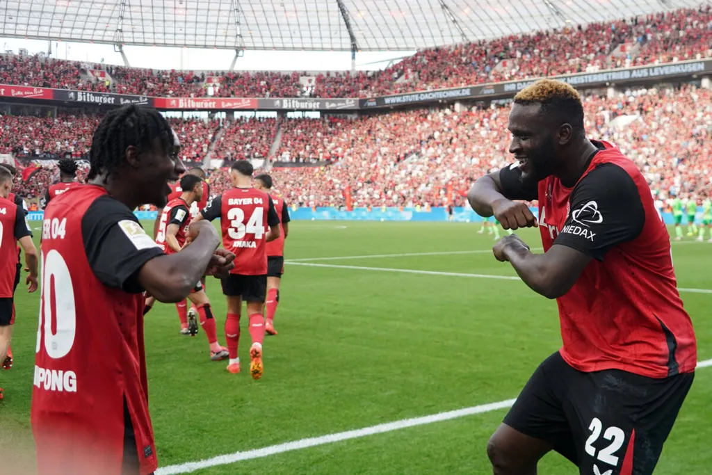 Fussball, 1.BL Saison 2024/2025 Bayer 04 Leverkusen vs VfL Wolfsburg , Bayarena Leverkusen Jeremie Frimpong beide Victor