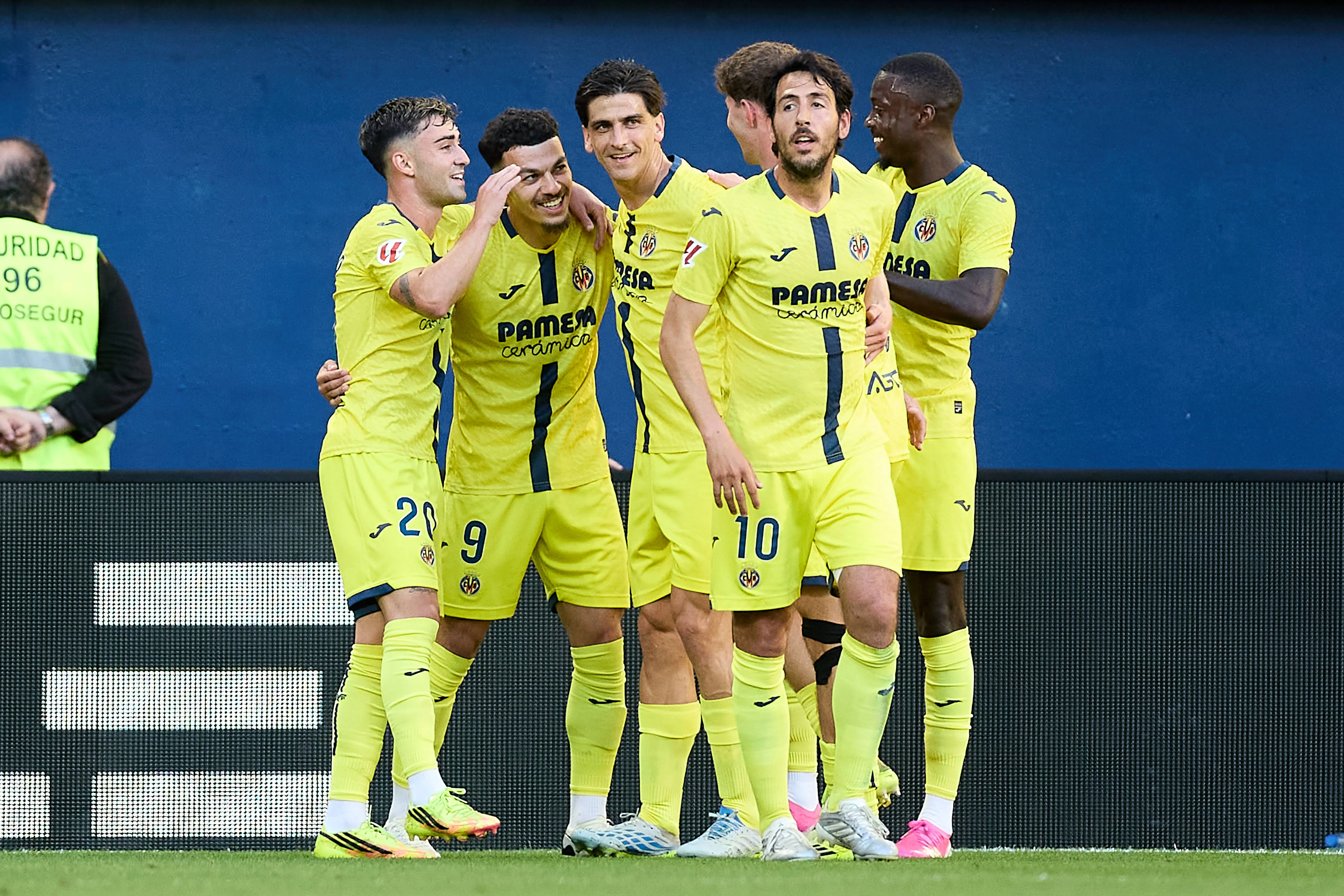 Georges Mikautadze of Villarreal CF celebrates with teammates.