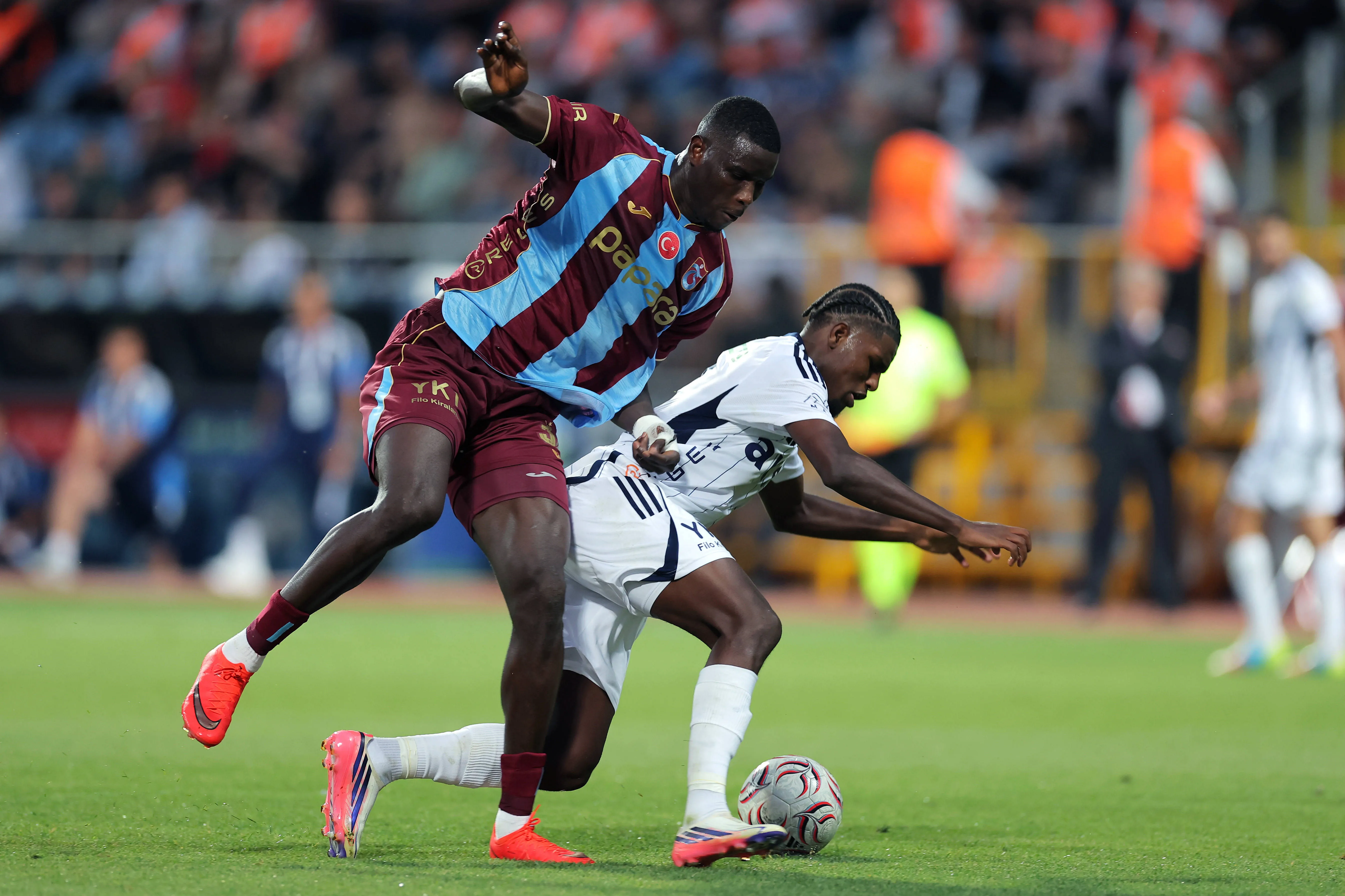 Paul Onuachu of Trabzonspor vs Elson Mendes Da Silva of Kasimpasa