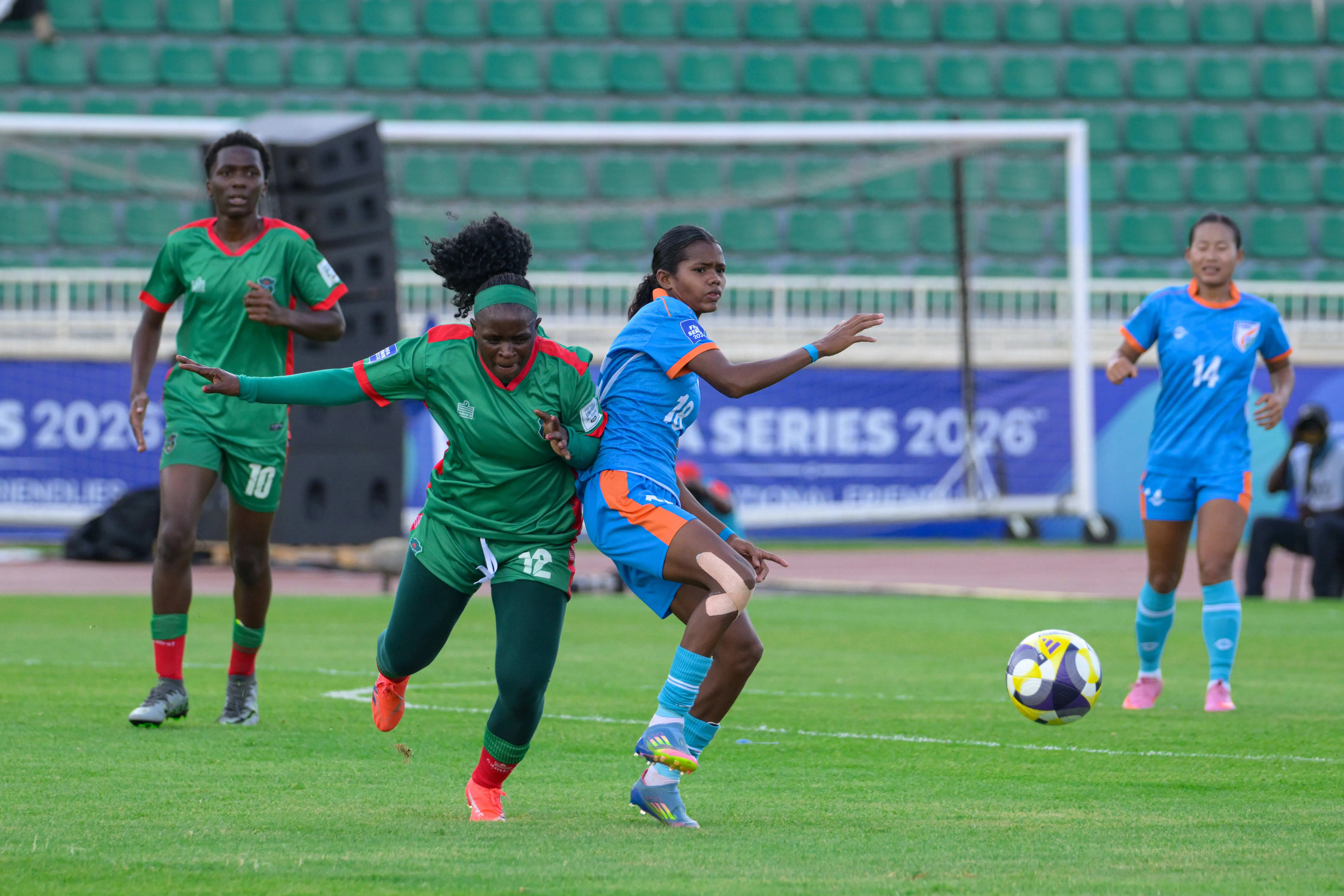 Jasoda Munda of India competes with Madyina Nguluwe of Malawi