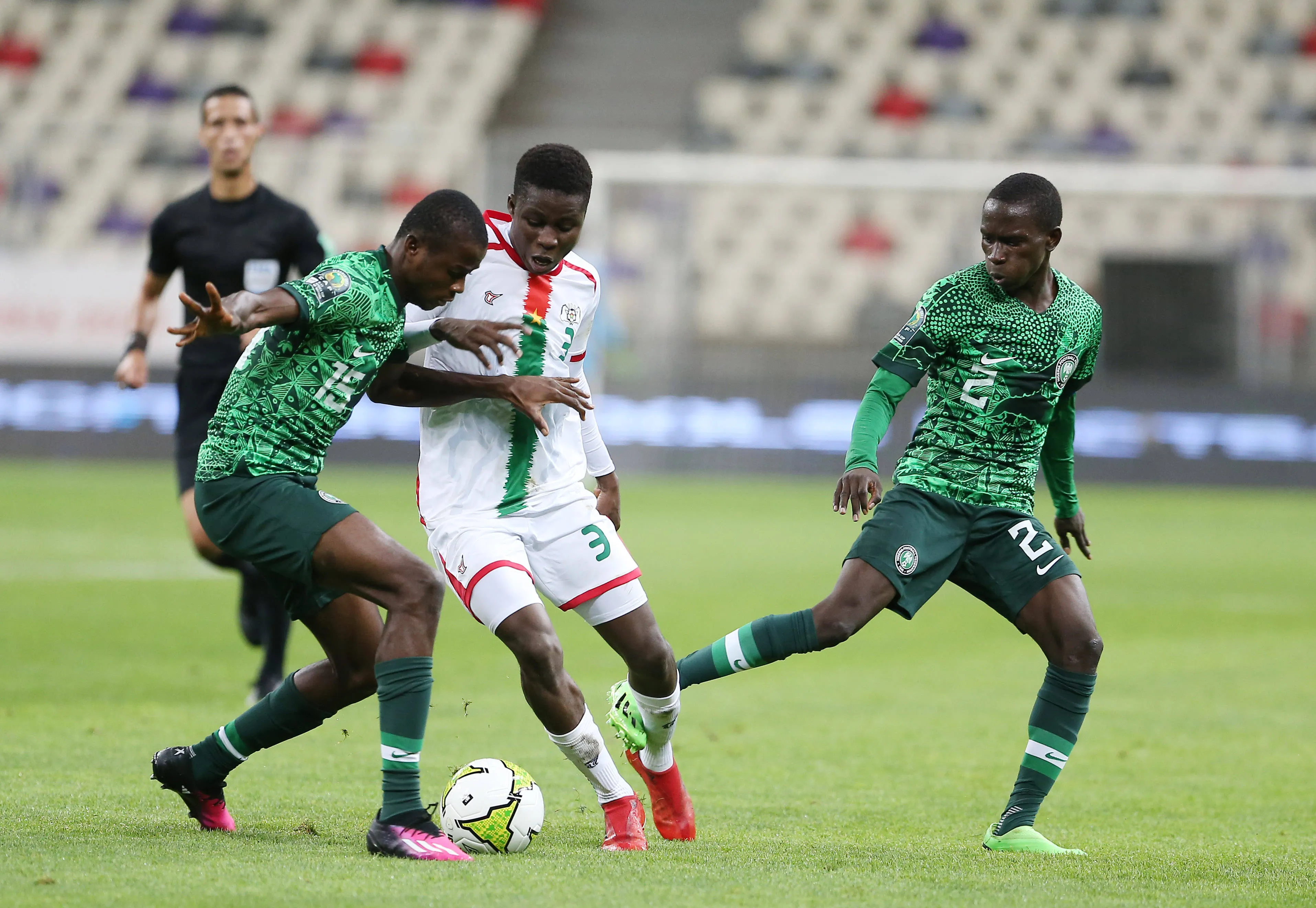 Arouna Ouattara of Burkina Faso and Israel Usolor of Nigeria U17