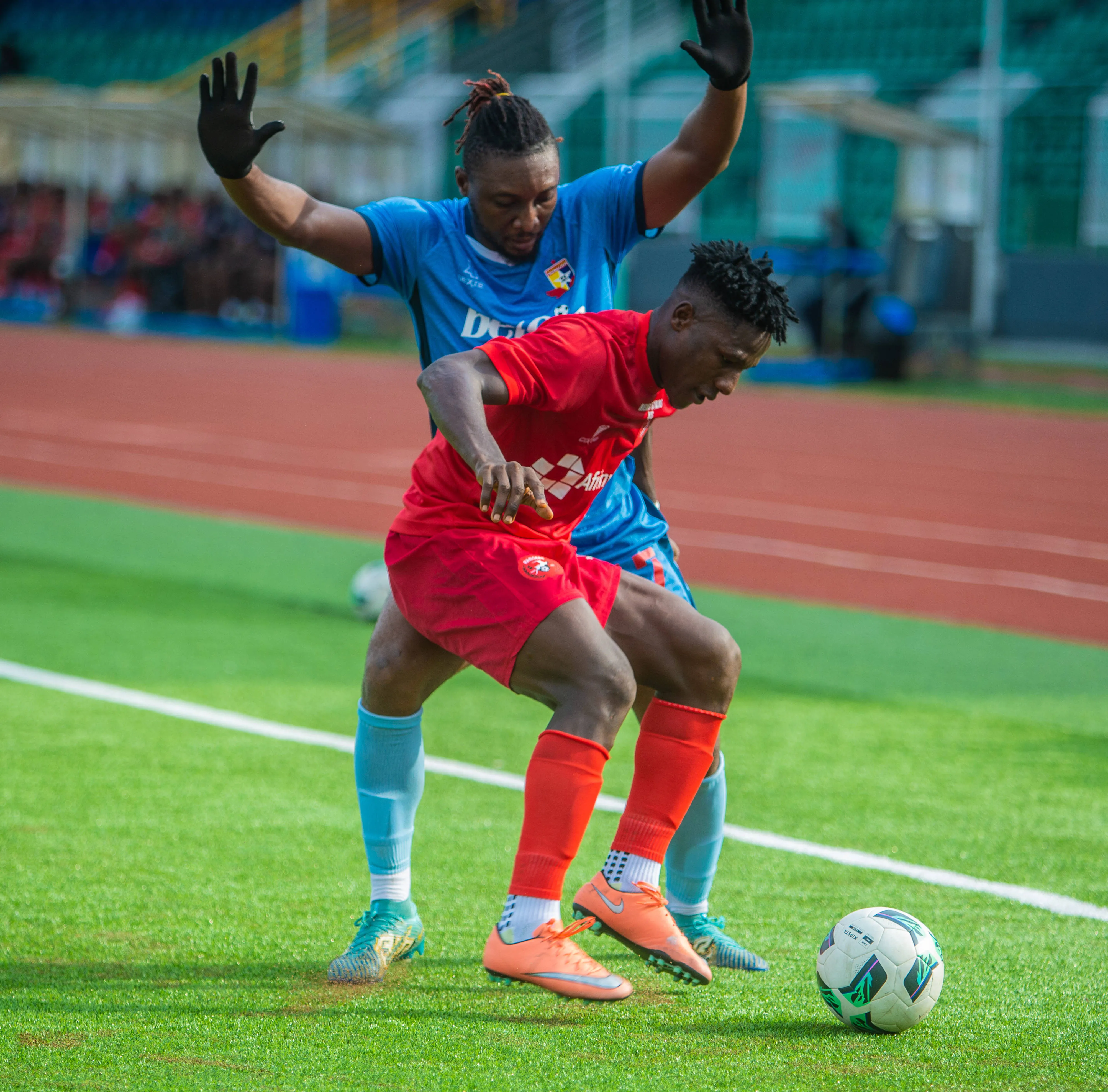 Oputa Chibueze Enugu Rangers and Samuel Alakwe Remo Stars in action