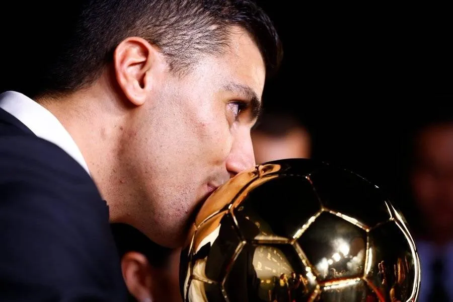 Rodri Hernandez kisses the Ballon d'Or