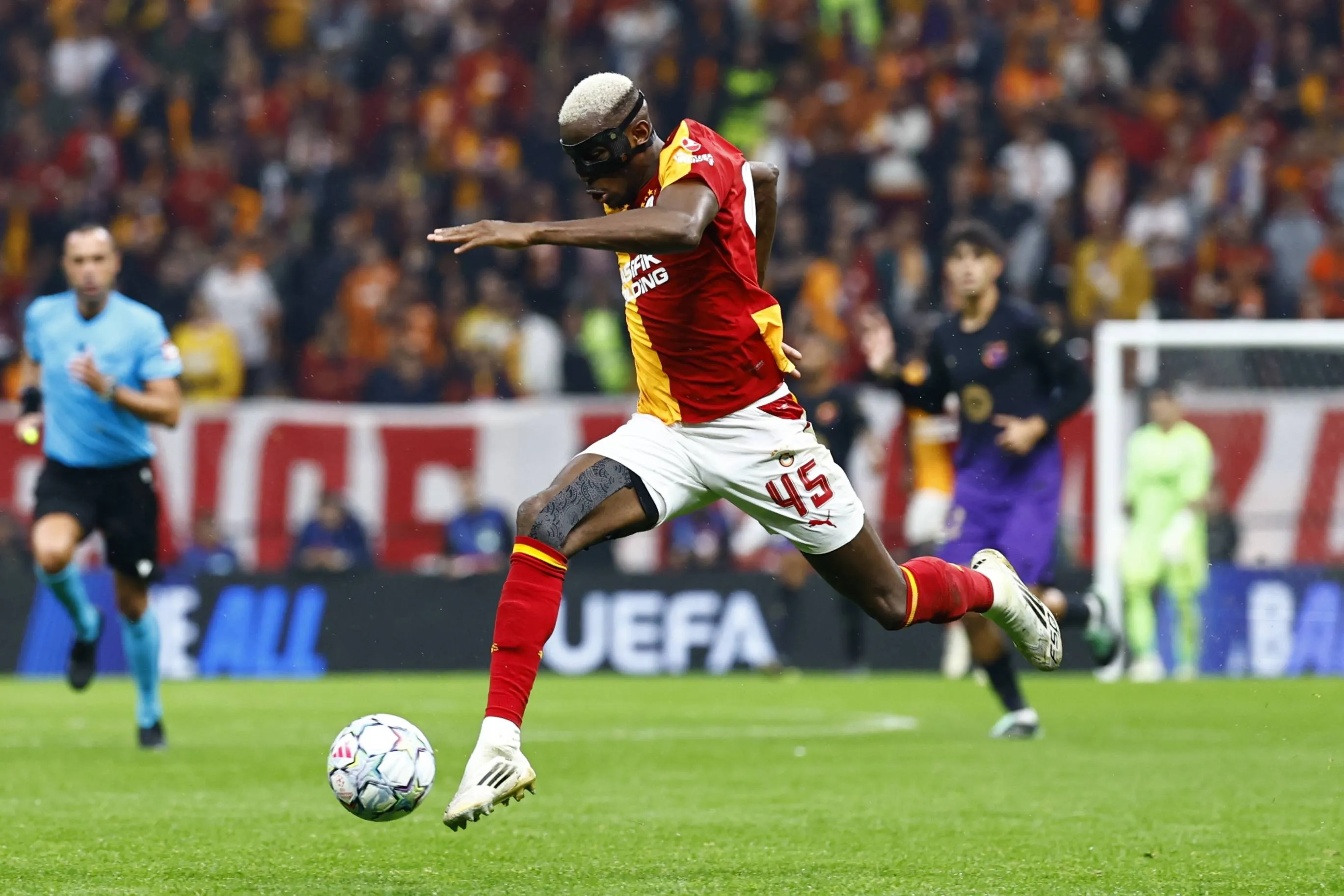 Victor Osimhen of Galatasaray controls the ball vs Barcelona
