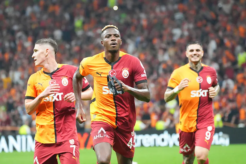 Victor Osimhen and teammates