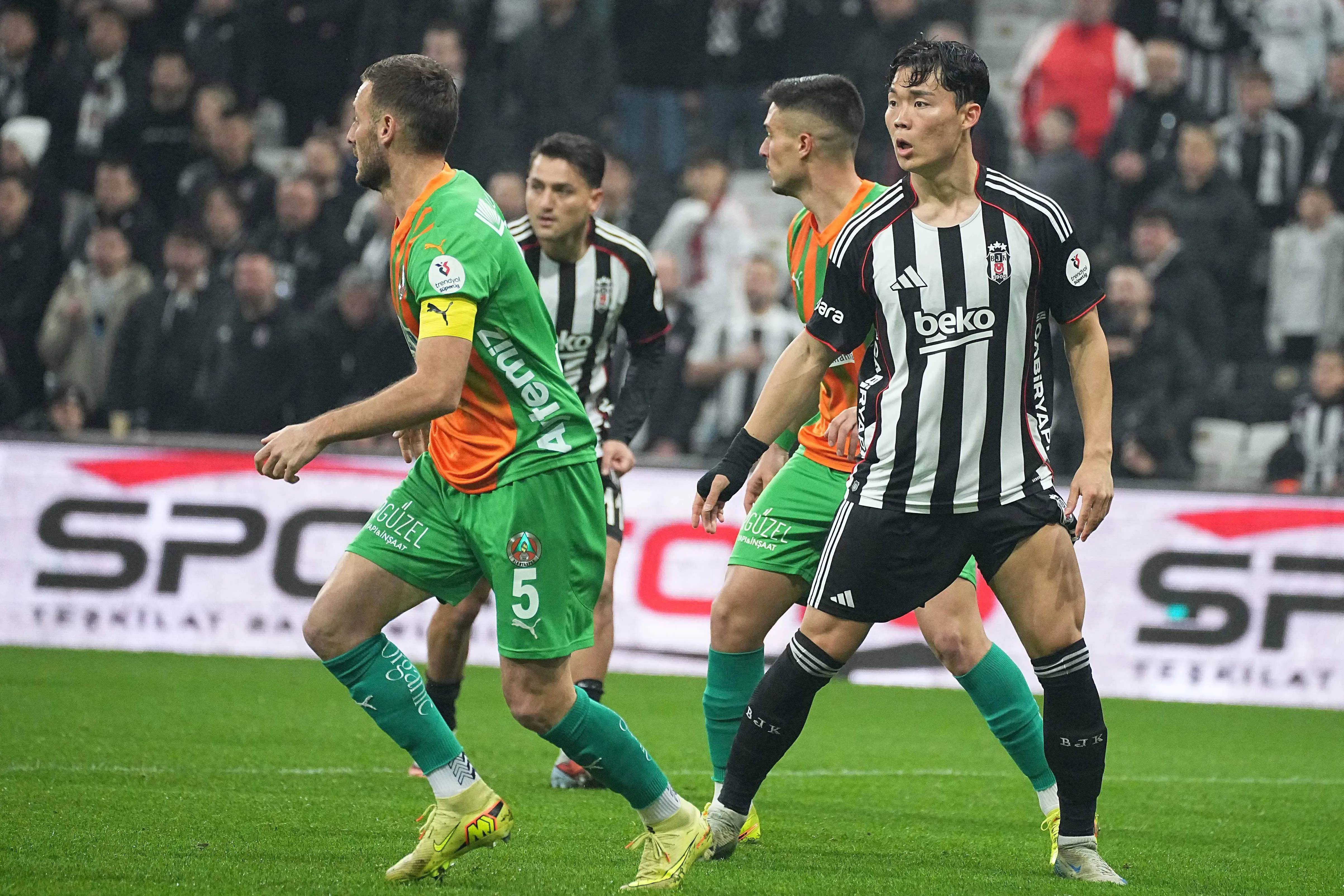  Hyun-Gyu Oh of Besiktas and Fidan Aliti 5 of Alanyaspor