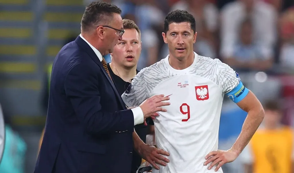 Poland's Robert Lewandowski (r) stands