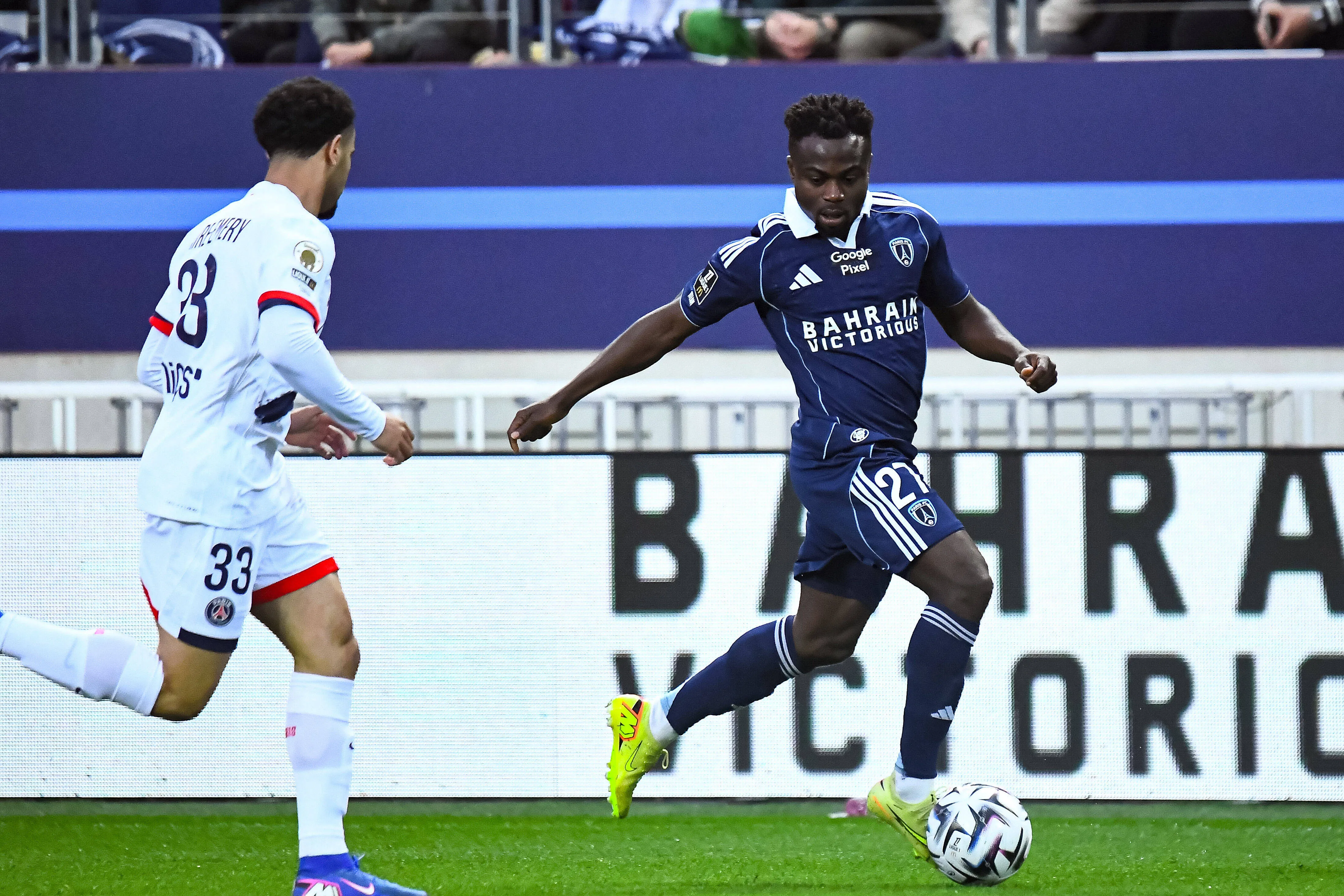 Moses Simon in action for Paris FC