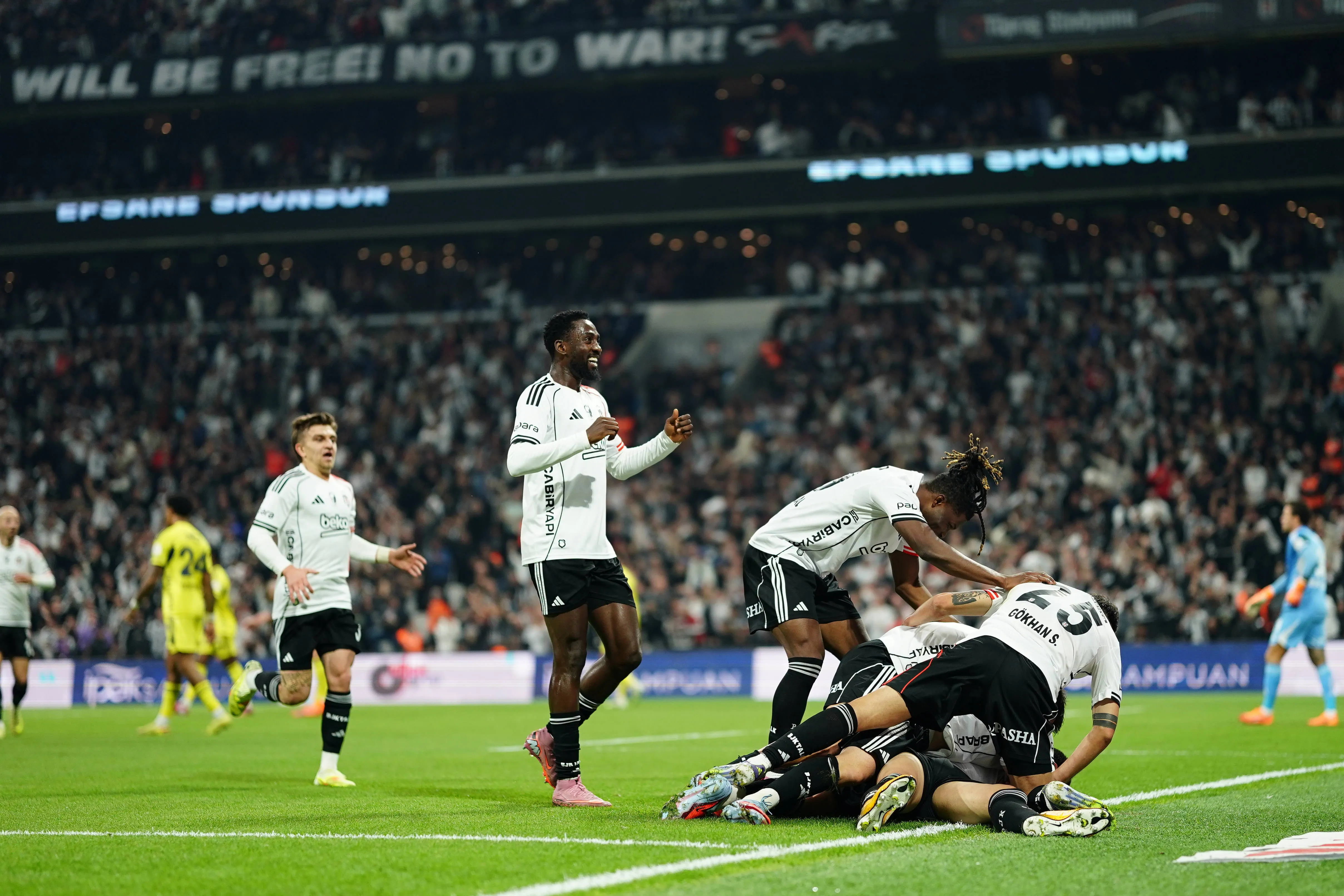 Emir Han Topcu, Gokhan Sazdagi, El Bilal Toure and Wilfred Ndidi celebrate