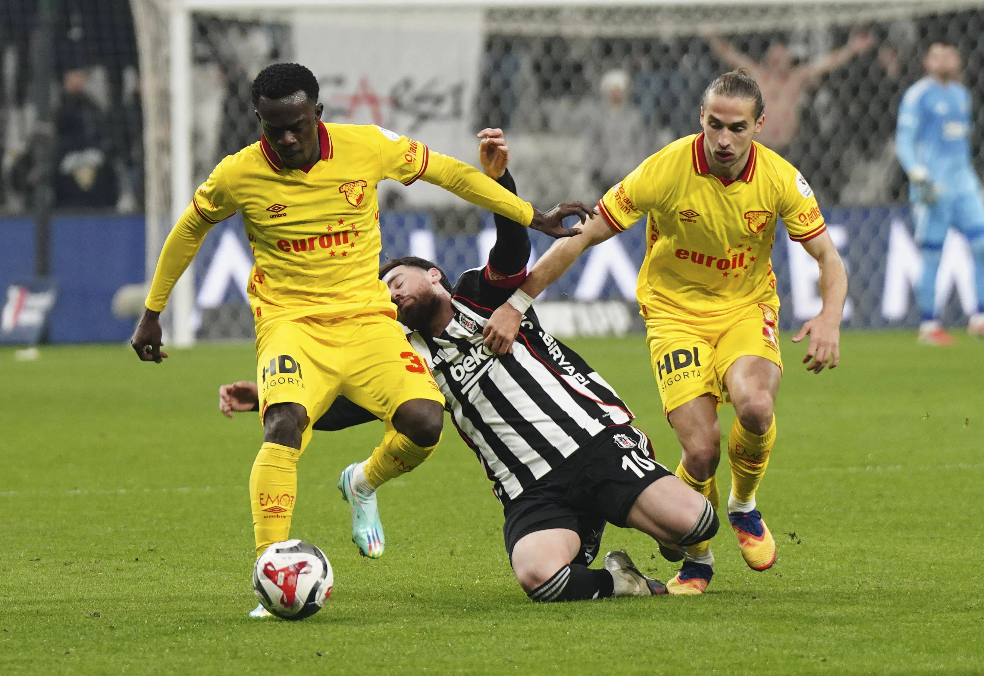 Orkun Kokcu C of Besiktas and Anthony Dennis L , Arda Okan Kurtulan R of Goztepe battle for the ball during the Trendyol Turkish S&uuml;per League match between Besiktas JK and G&ouml;ztepe SK at Tupras Stadium on February 22, 2026 in Istanbul, Turkey