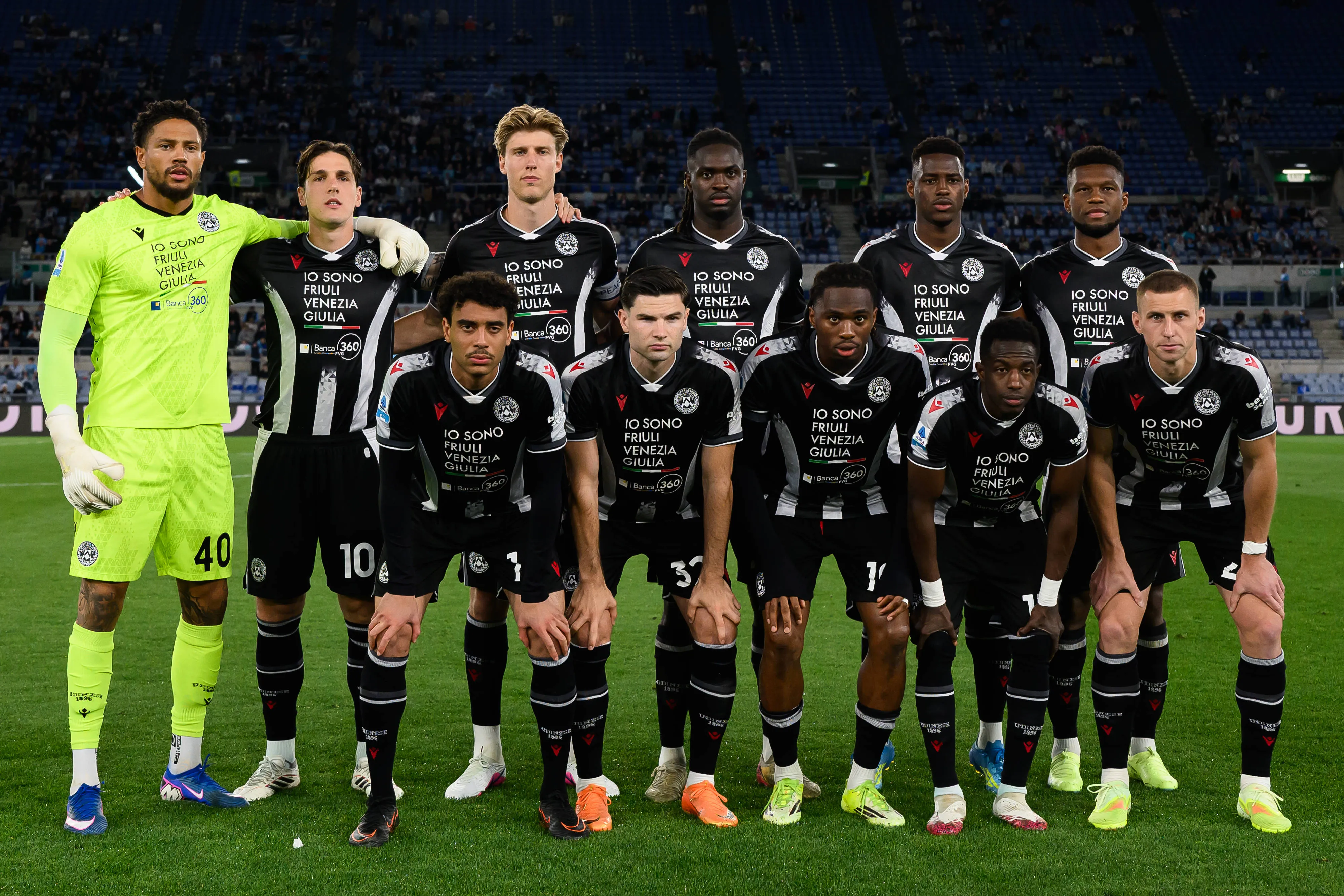 Udinese players pose for a team photo.