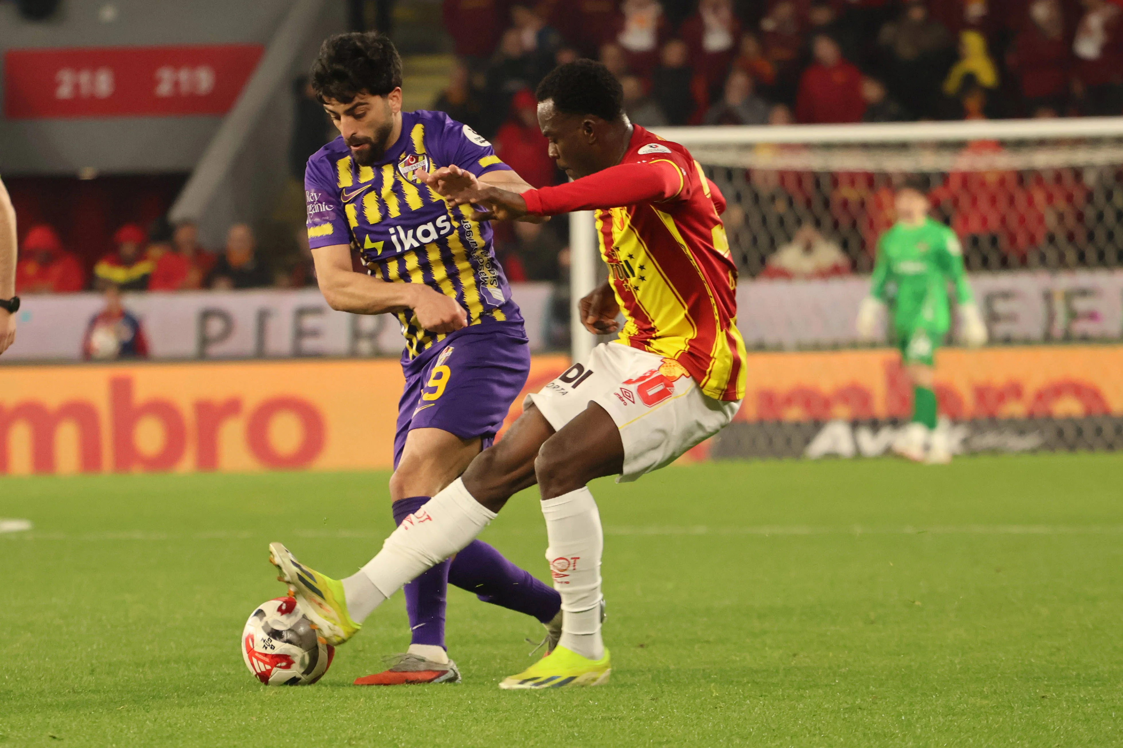Anthony Dennis R of Goztepe and Umut Bozok L of Eyupspor