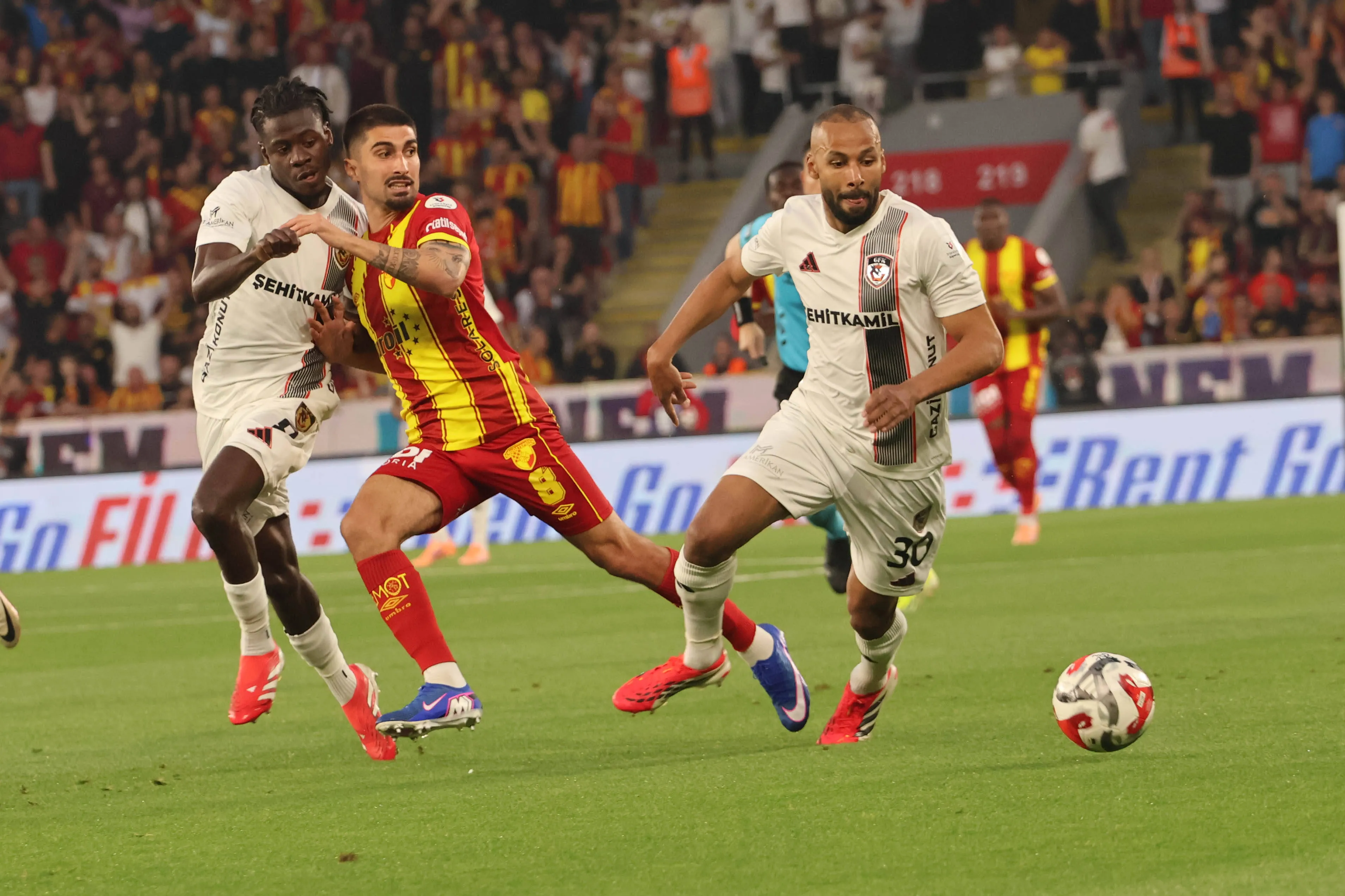 Alexis Antunes of Goztepe SK and Victor Gidado of Gaziantep FK