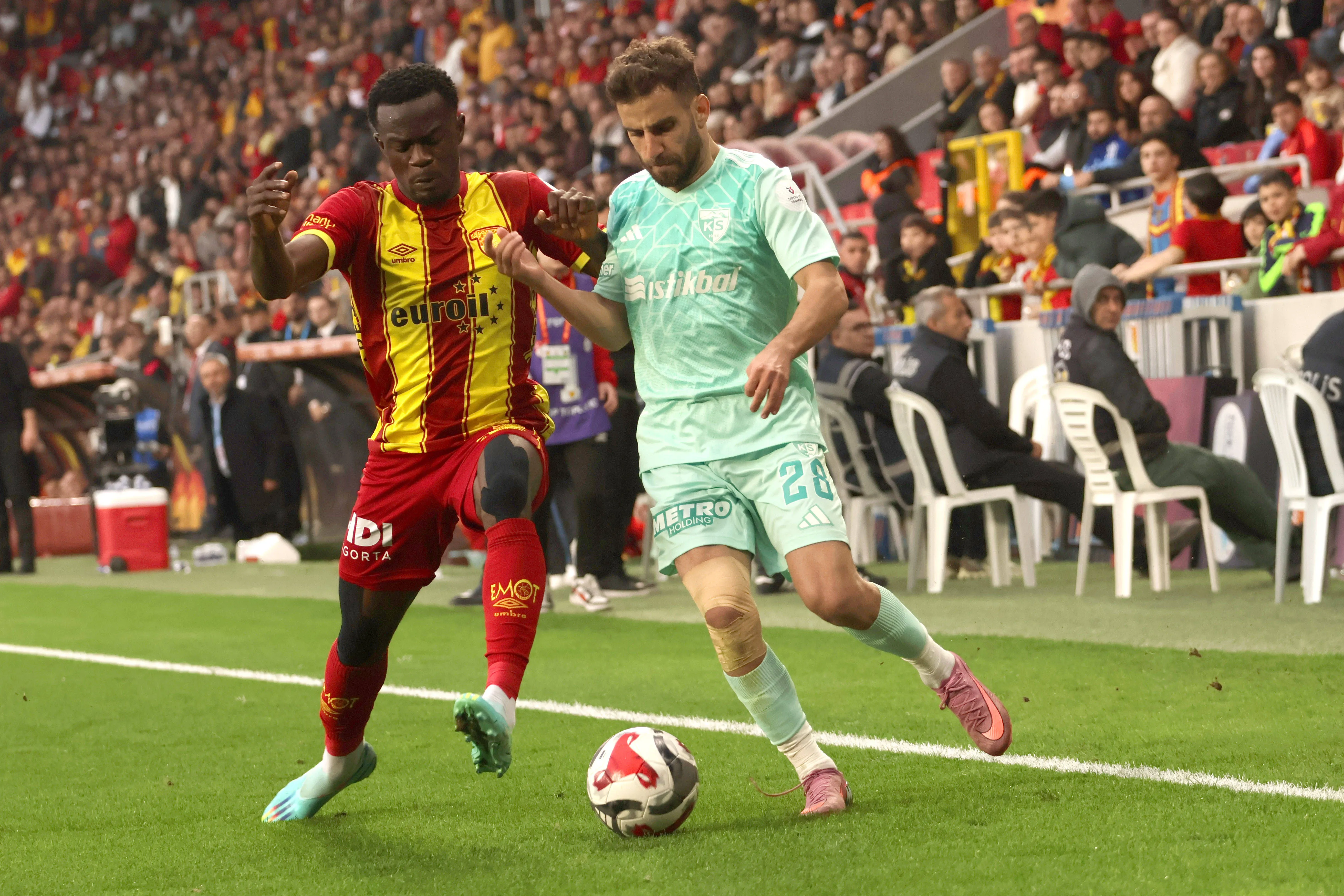 Anthony Dennis of Goztepe and Ramazan Civelek of Kayserispor