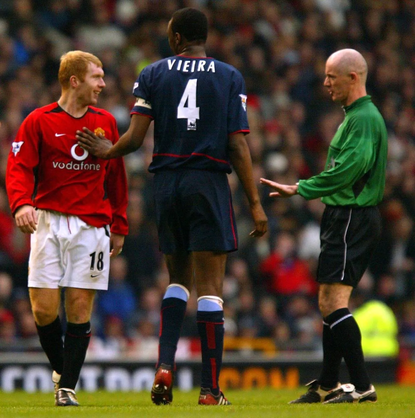 Referee Dermot Gallagher, Paul Scholes and Patrick Vieira