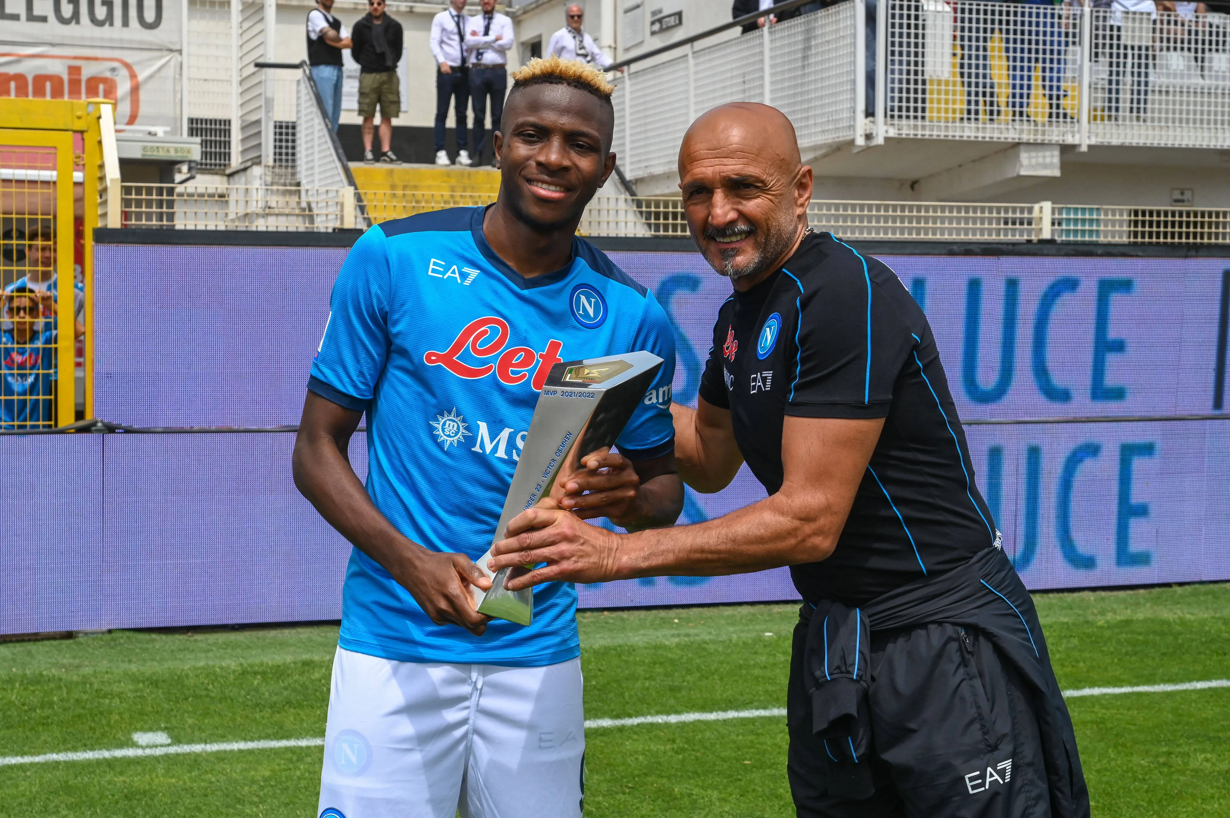Vctor Osimhen receives the best player U23 award from Napoli s Head Coach Luciano Spalletti