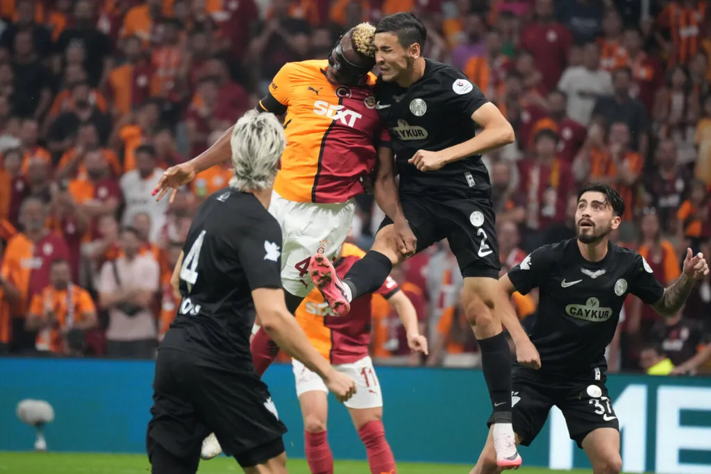 Victor Osimhen, Husniddin Alikulov- Photo by IMAGO