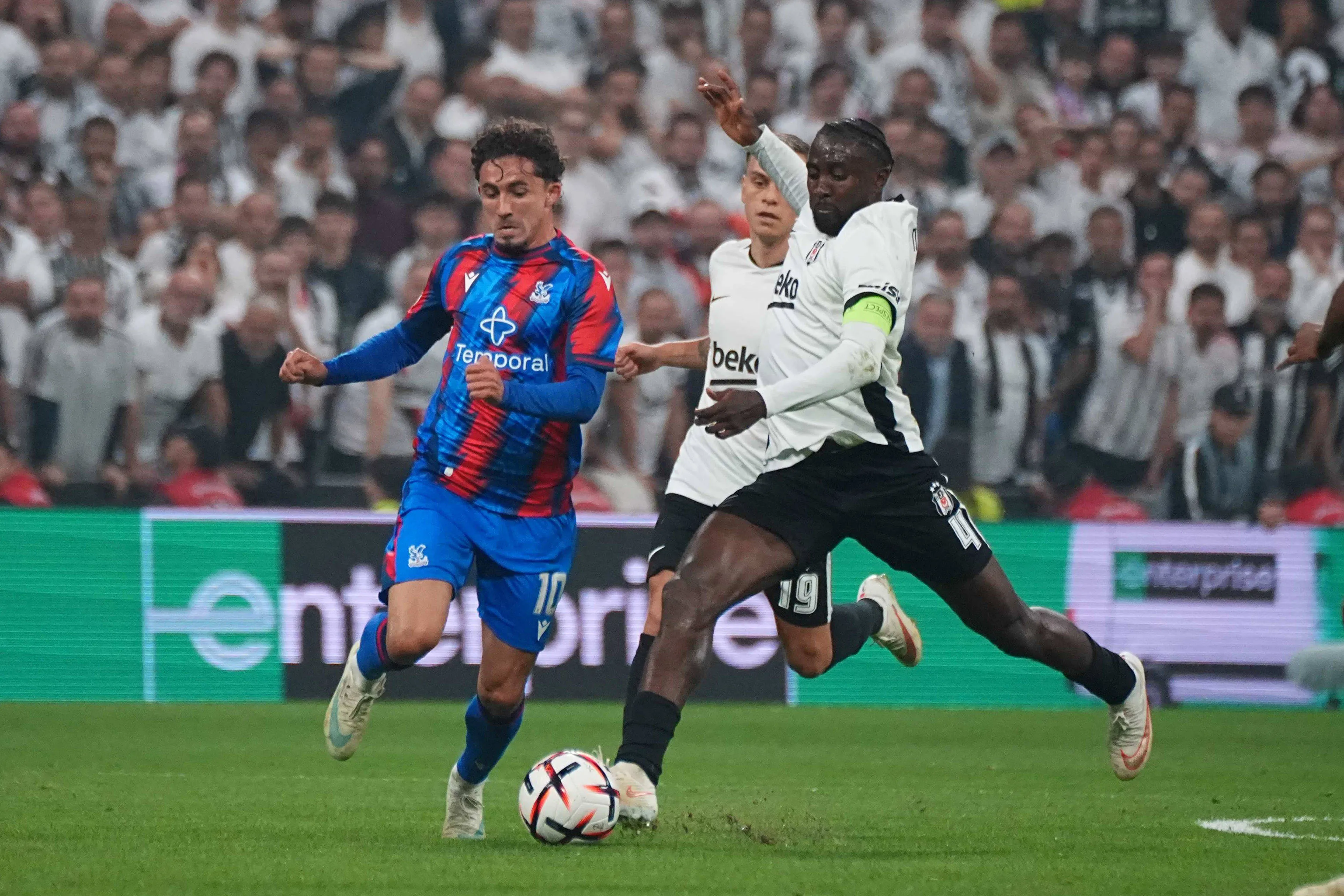 Wilfred Ndidi, Leandro Trossard and Yeremi Pino of Crystal Palace battle for the ball