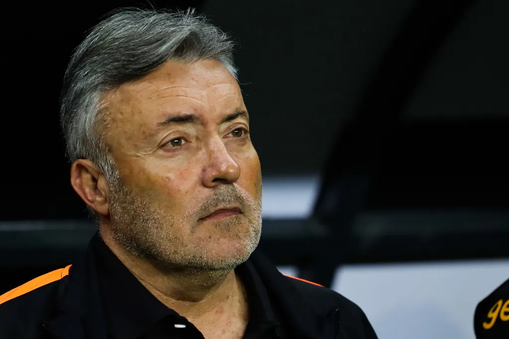 Next Nigeria coach: Xavi’s Barcelona stay complicates Super Eagles search