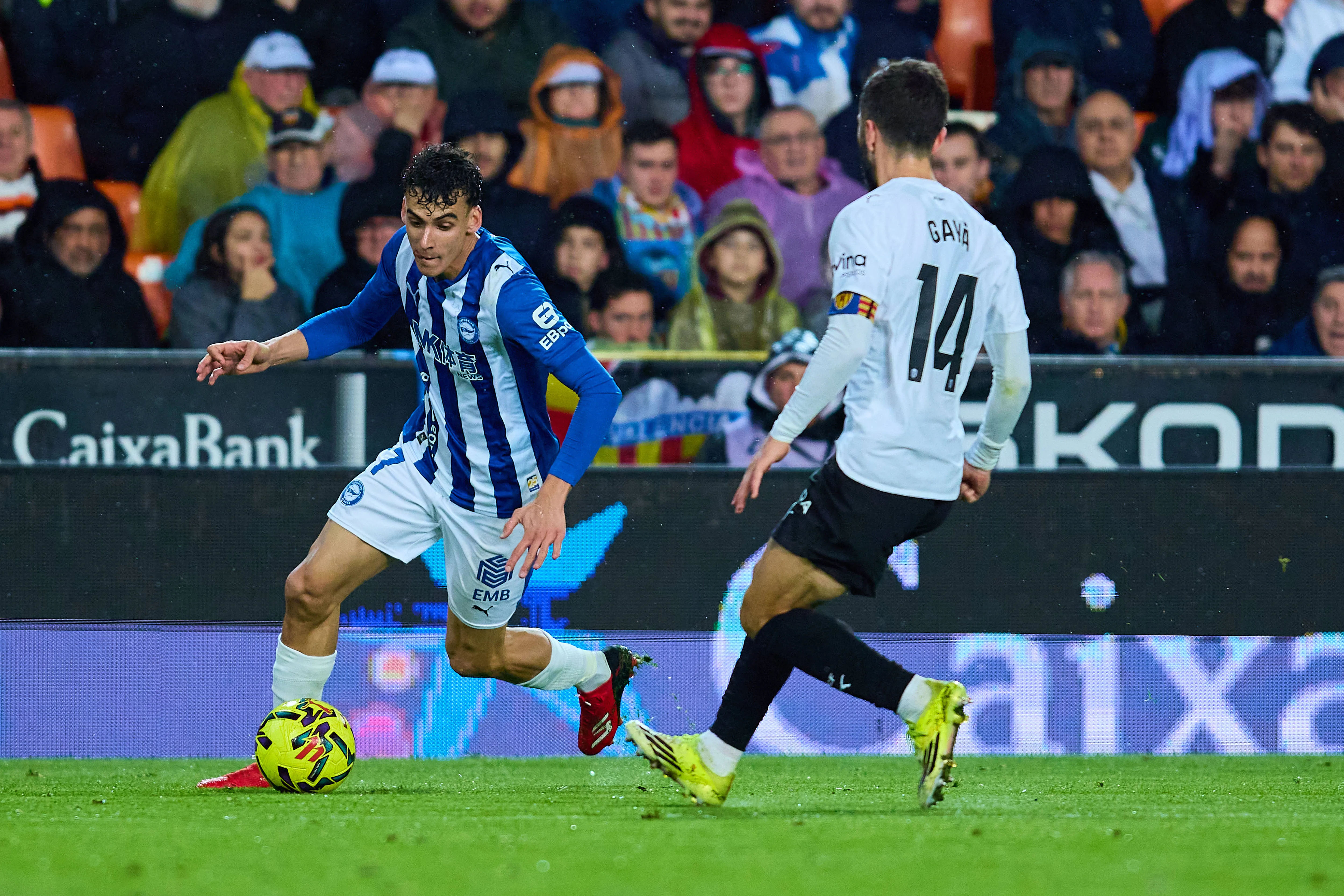 Angel Perez competes for the ball with Jose Gaya - Alaves vs Valencia